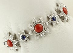 Bracelet à maillons en or blanc 14 carats, corail rouge, diamants, saphirs bleus