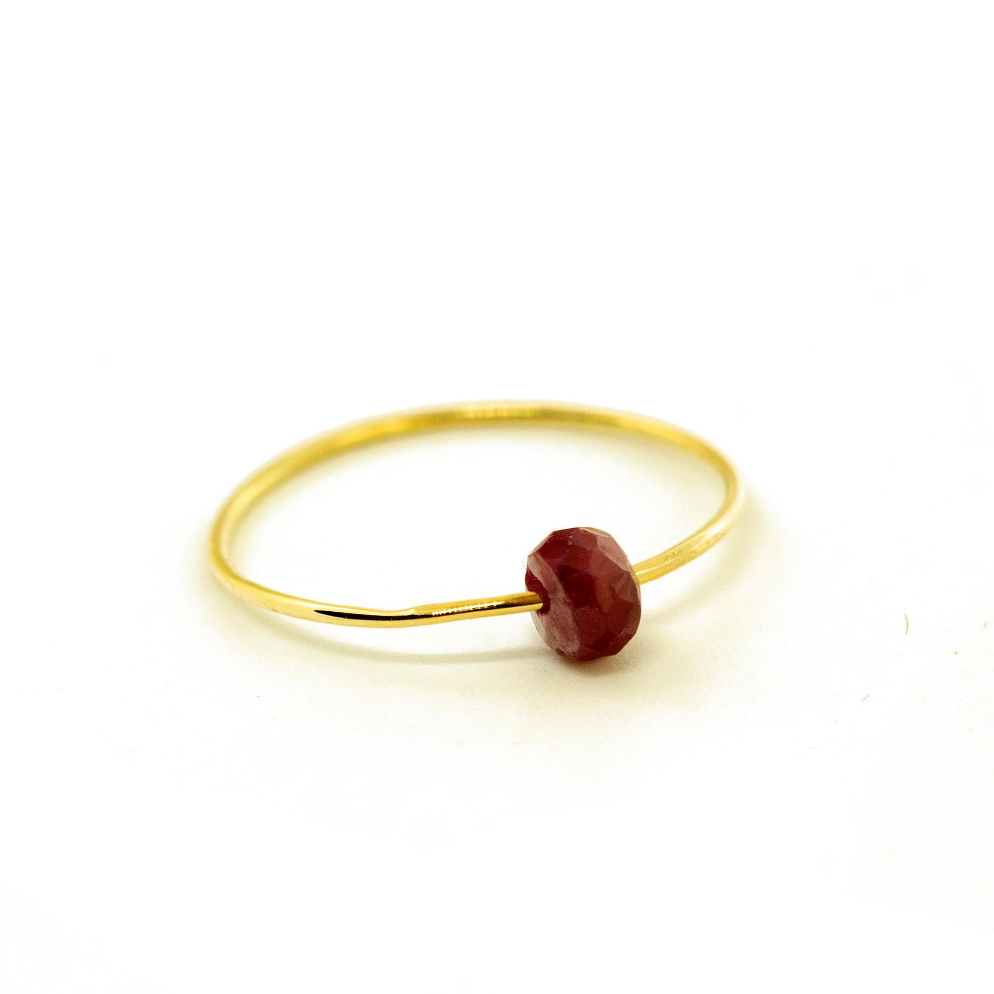 Anello Intini Jewels Earth Planet. Anello dal design contemporaneo in oro giallo 18 carati.  Passione e intensità mescolate in un unico gioiello. Deliziati con un design forte e minimalista, per un look chic e sorprendente. Questo design stravagante