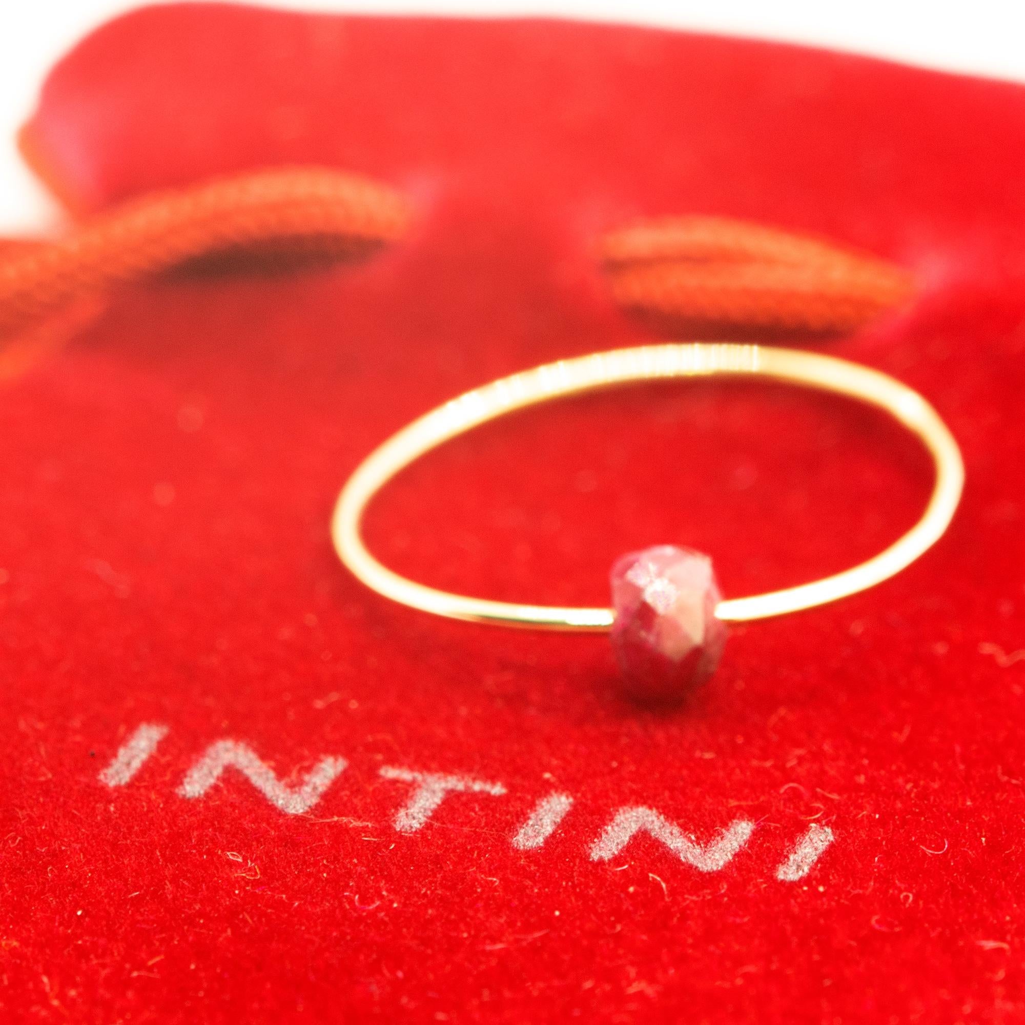 Rubino rosso in oro giallo 18 carati Anello a fascia Boho Chic con perline Intini Jewels In condizioni Nuovo in vendita a Milano, IT