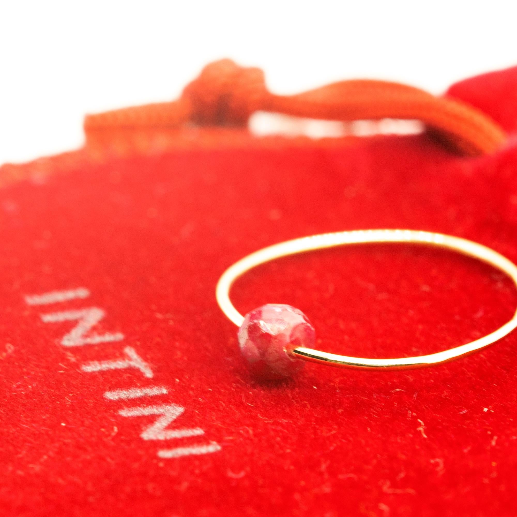 da uomo o donna Rubino rosso in oro giallo 18 carati Anello a fascia Boho Chic con perline Intini Jewels in vendita