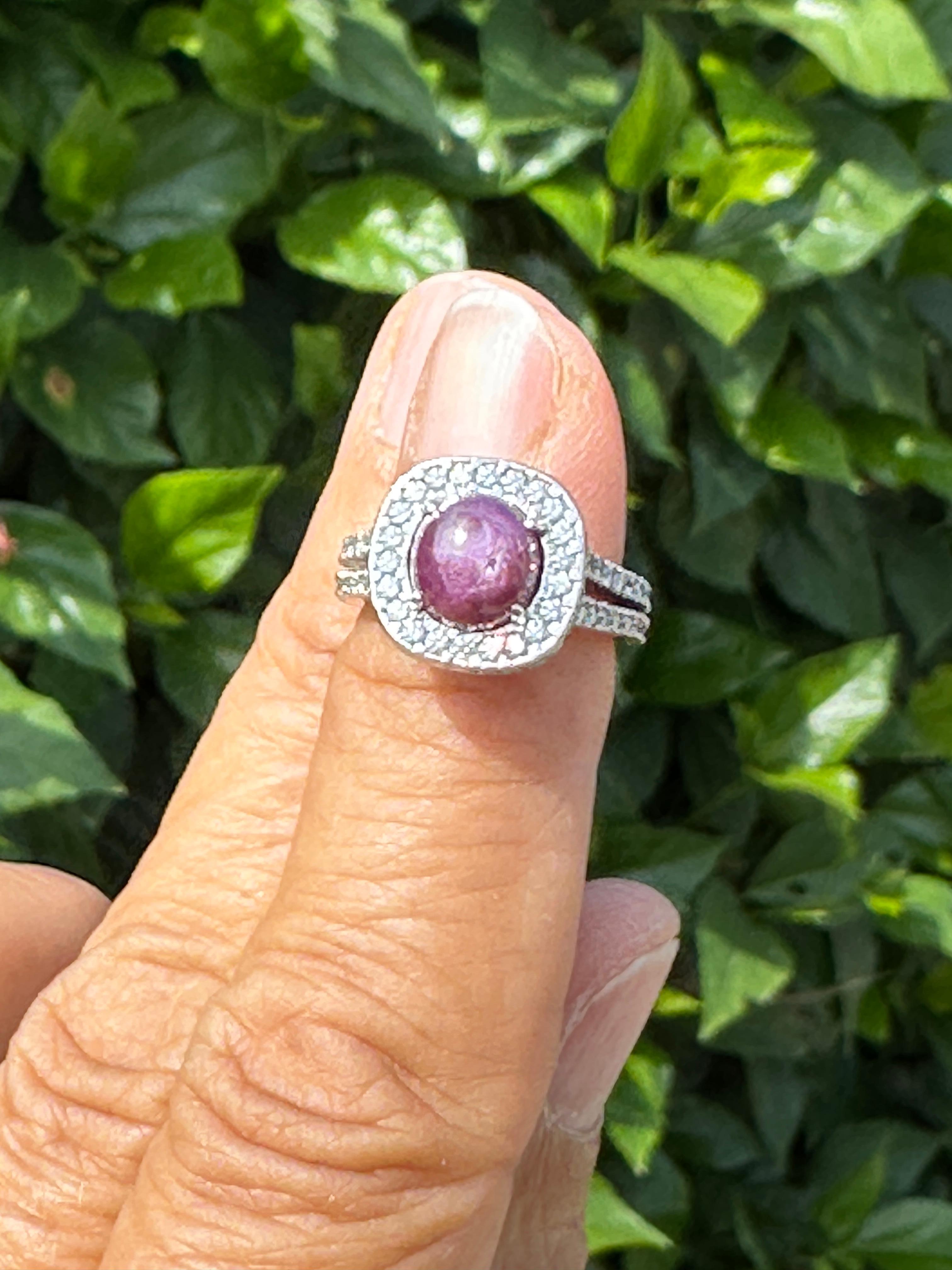 Anello con diamante da 1,20 carati e 3,50 rubini a raggiera in oro bianco 14 carati, riflesso di scintilla in vendita 3