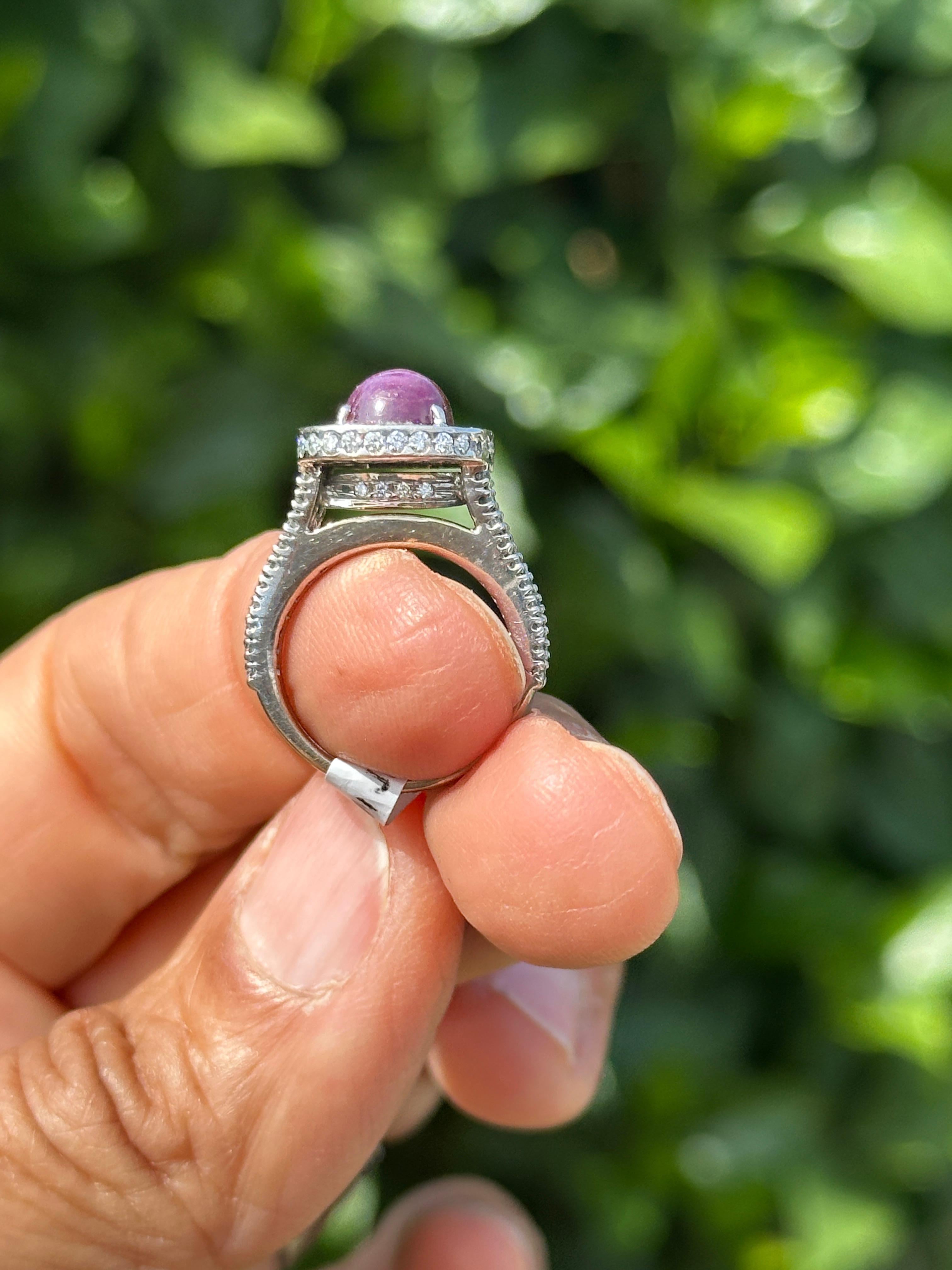 Anello con diamante da 1,20 carati e 3,50 rubini a raggiera in oro bianco 14 carati, riflesso di scintilla in vendita 4