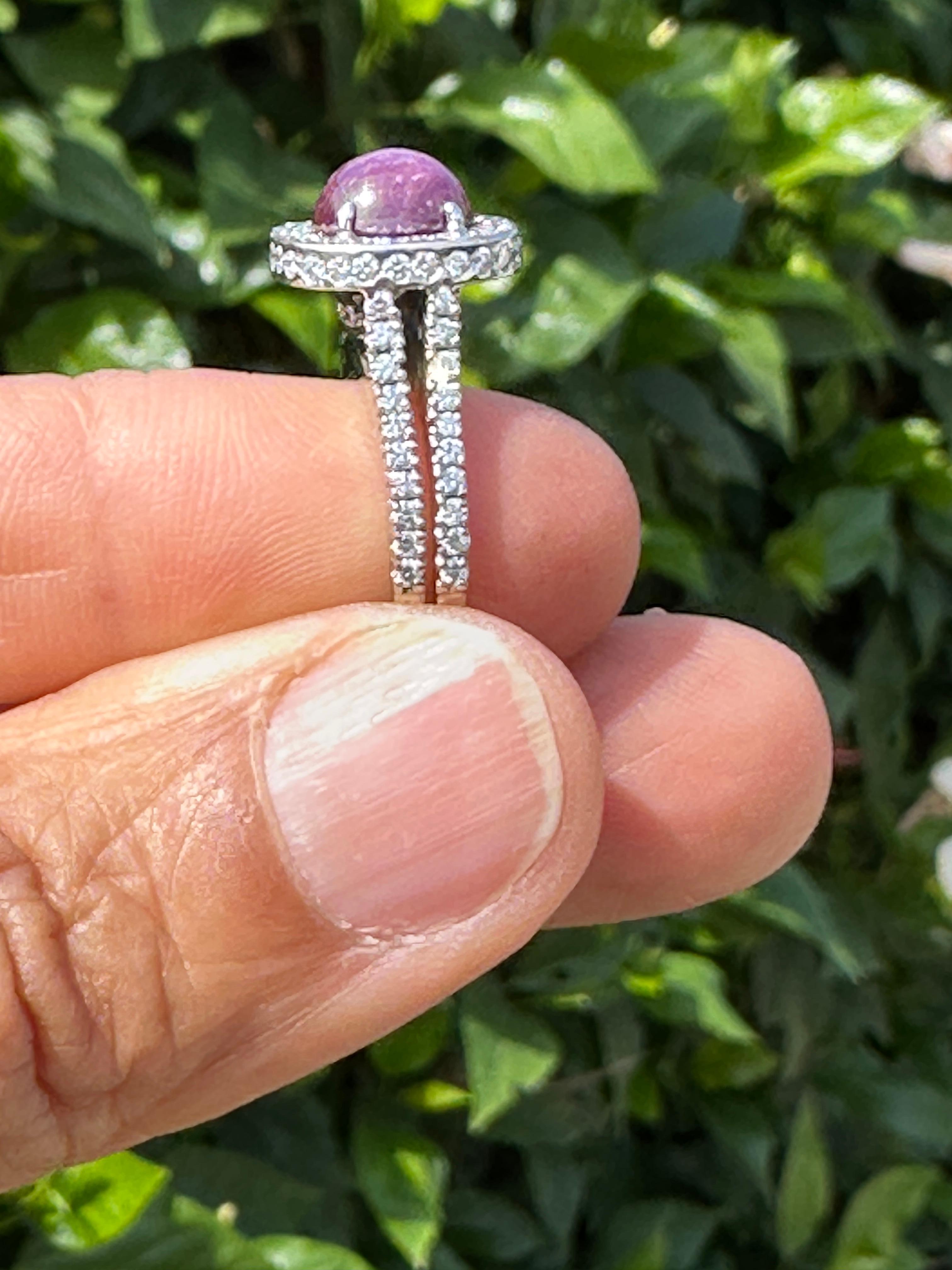 Anello con diamante da 1,20 carati e 3,50 rubini a raggiera in oro bianco 14 carati, riflesso di scintilla in vendita 5