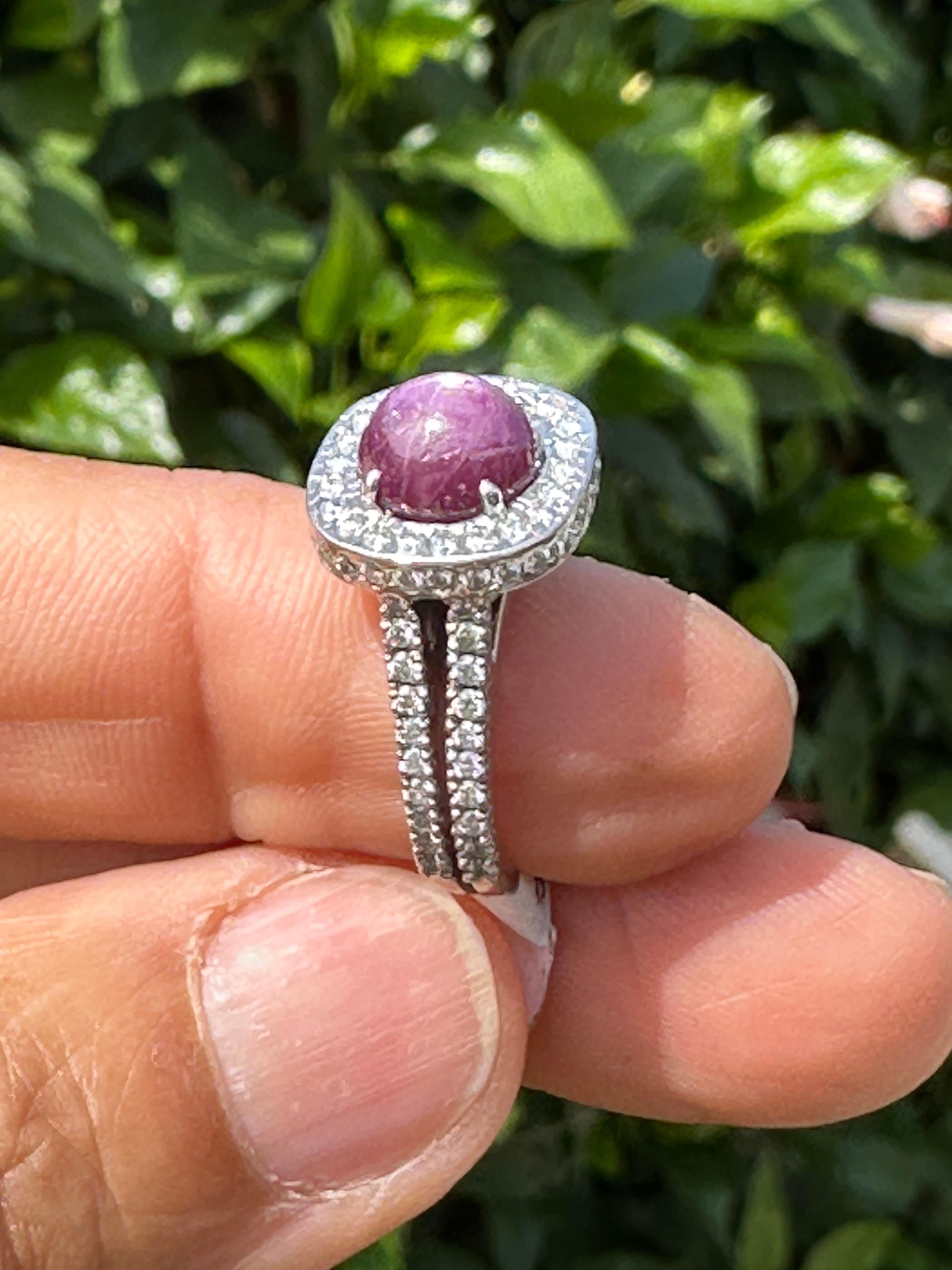 Anello con diamante da 1,20 carati e 3,50 rubini a raggiera in oro bianco 14 carati, riflesso di scintilla in vendita 6