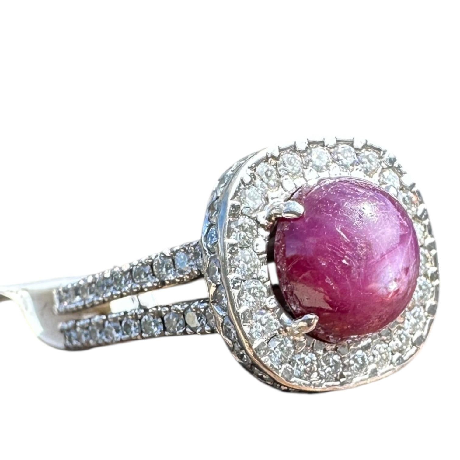 Anello con diamante da 1,20 carati e 3,50 rubini a raggiera in oro bianco 14 carati, riflesso di scintilla in vendita 1