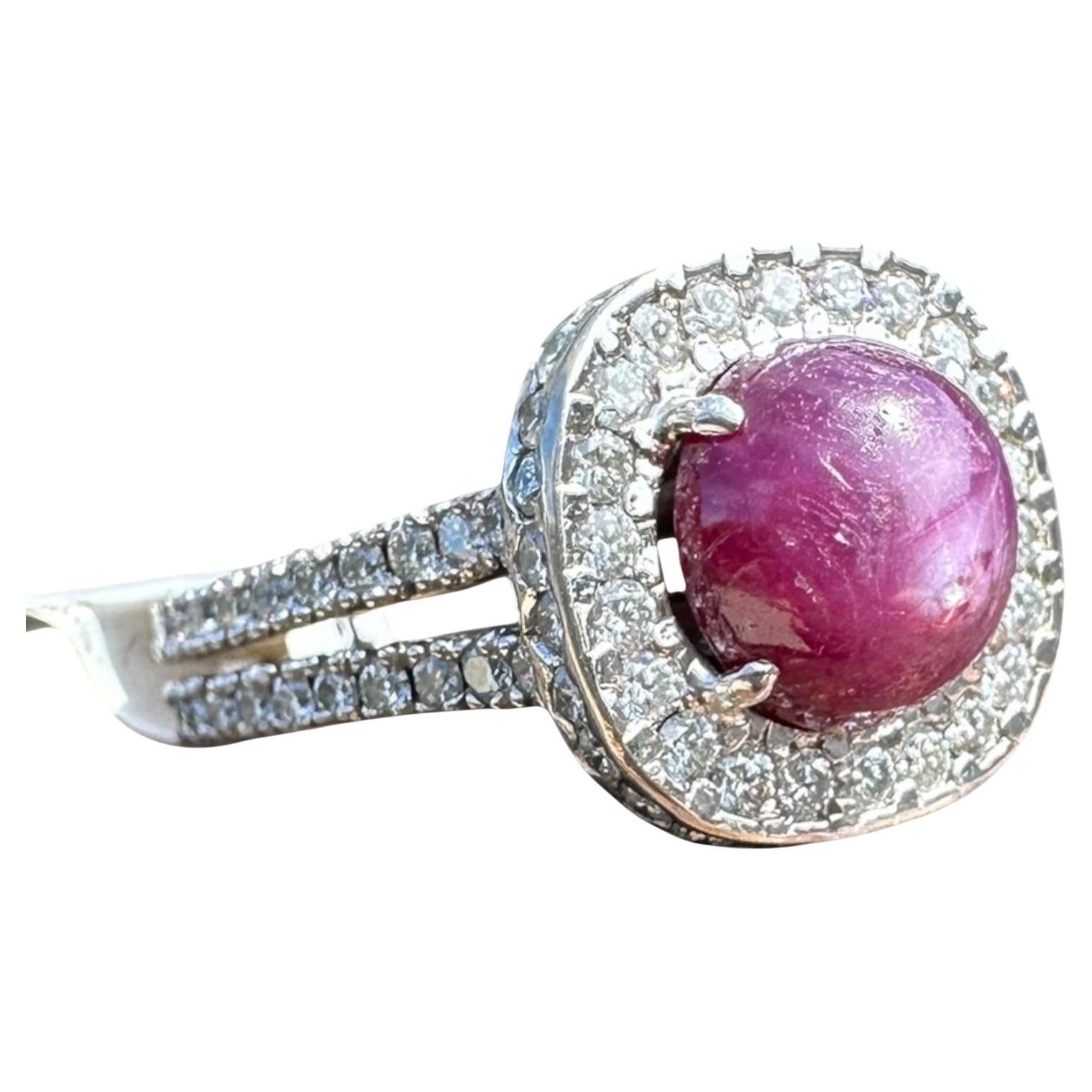 Anello con diamante da 1,20 carati e 3,50 rubini a raggiera in oro bianco 14 carati, riflesso di scintilla