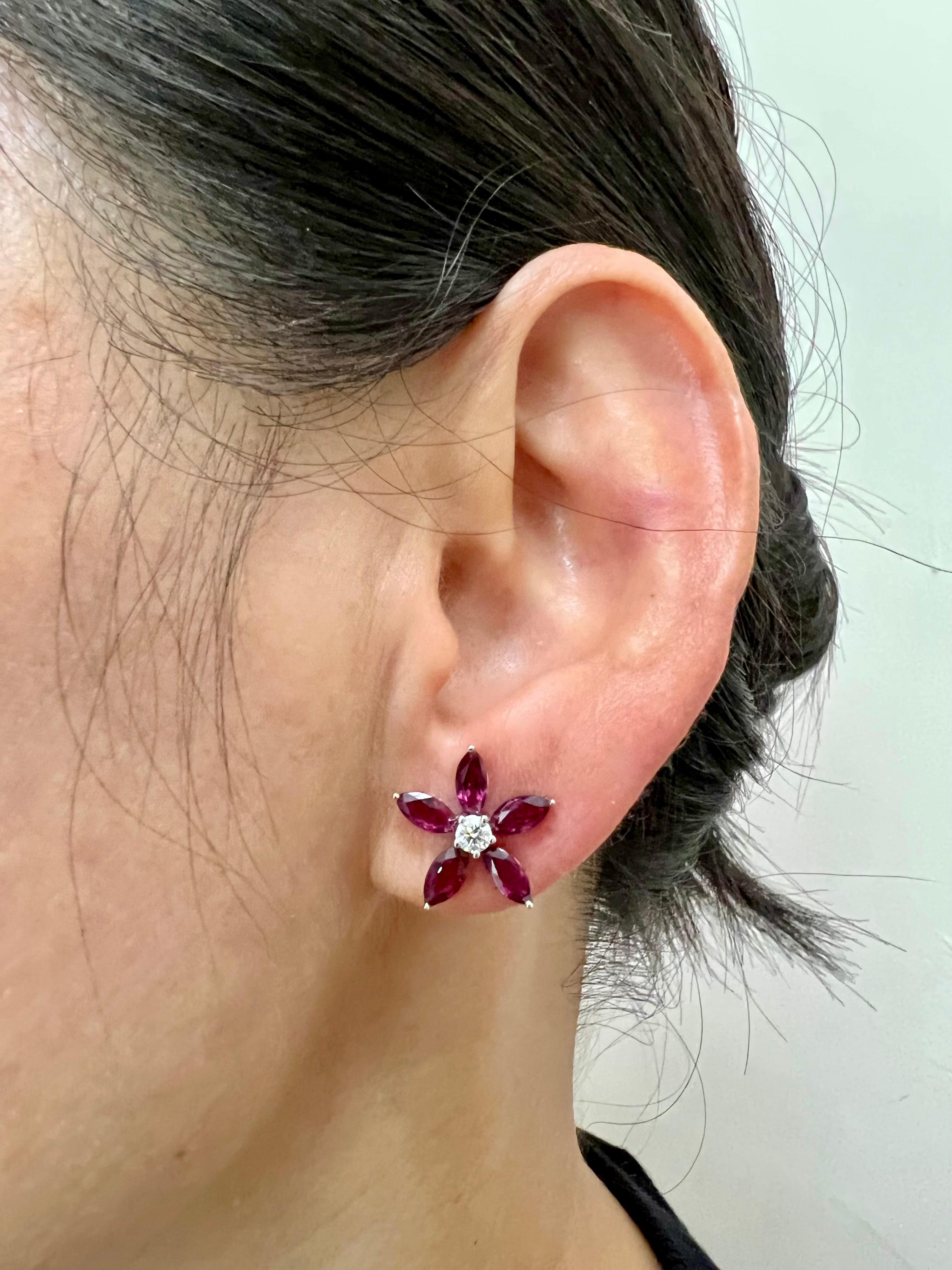 Bitte sehen Sie sich das HD-Video an! Diese Ohrringe GLÜHEN! Hier ist ein fantastisches Paar von leuchtend roten Rubin (sehr schwer zu erfassen in Fotos oder Video) und Diamant-Ohrstecker. Diese Blumenohrringe sind absolut schön und schlicht. Die