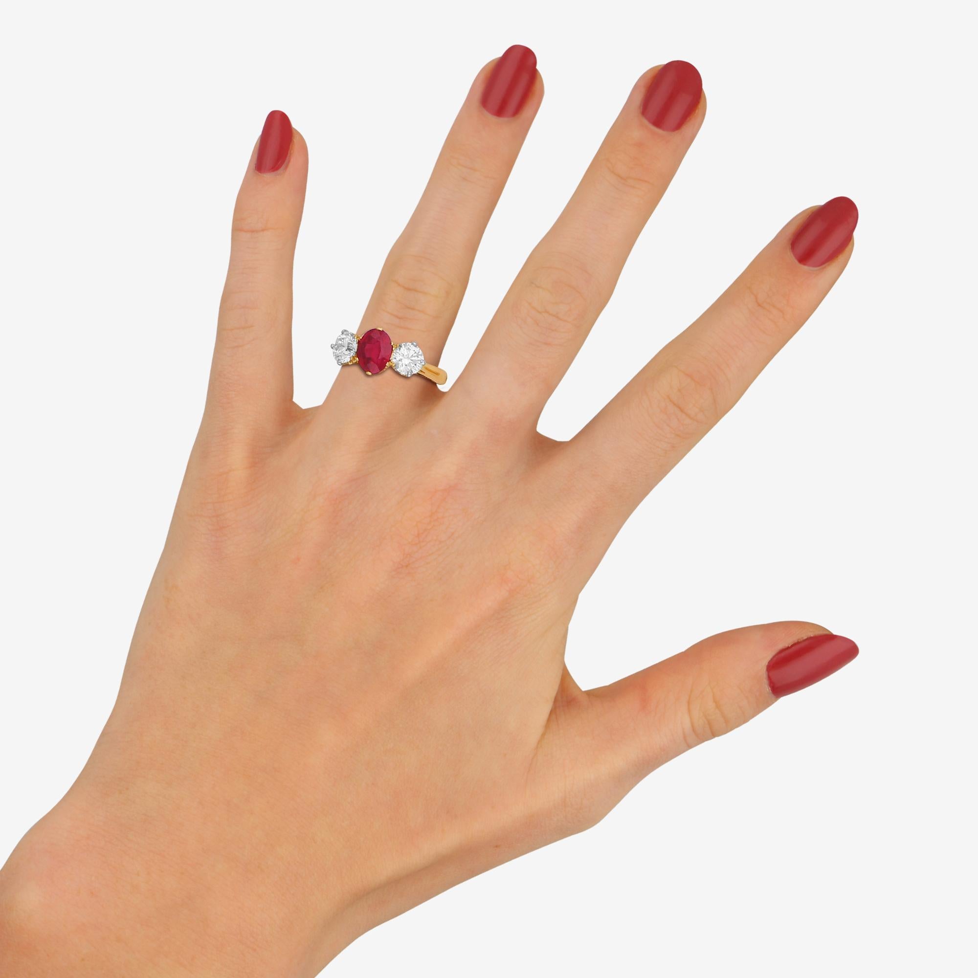 Red Ruby and Diamond Three-Stone Engagement Ring Set in 18 Karat Yellow Gold In Good Condition For Sale In London, GB