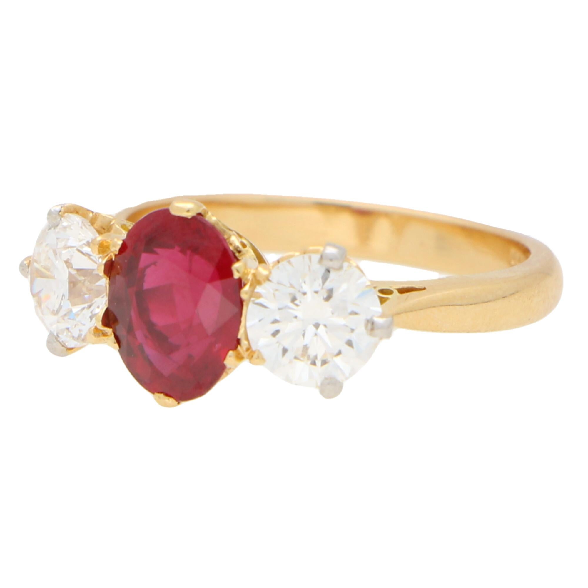 Dreisteiniger Verlobungsring mit rotem Rubin und Diamant, gefasst in 18 Karat Gelbgold (Moderne) im Angebot