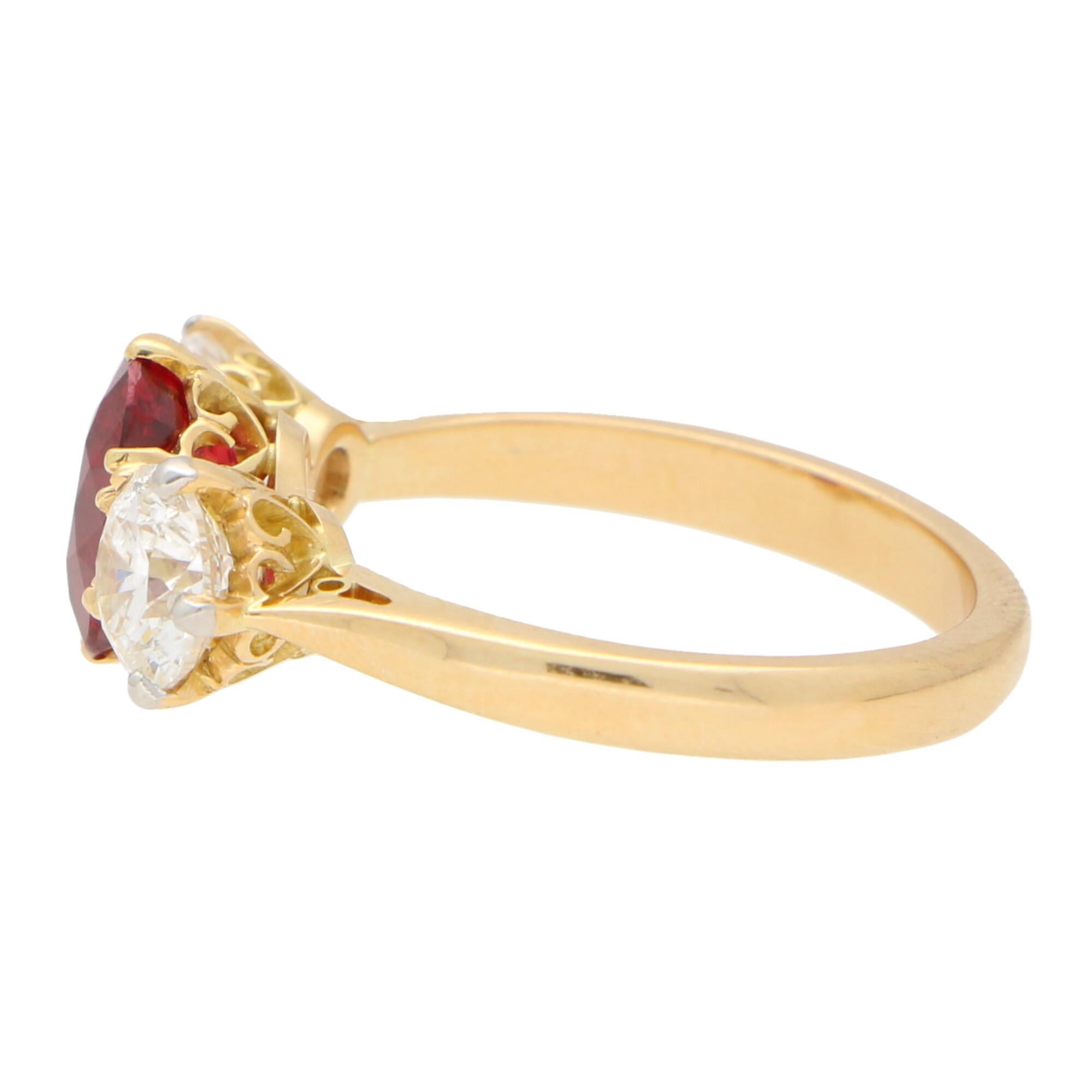 Dreisteiniger Verlobungsring mit rotem Rubin und Diamant, gefasst in 18 Karat Gelbgold (Ovalschliff) im Angebot