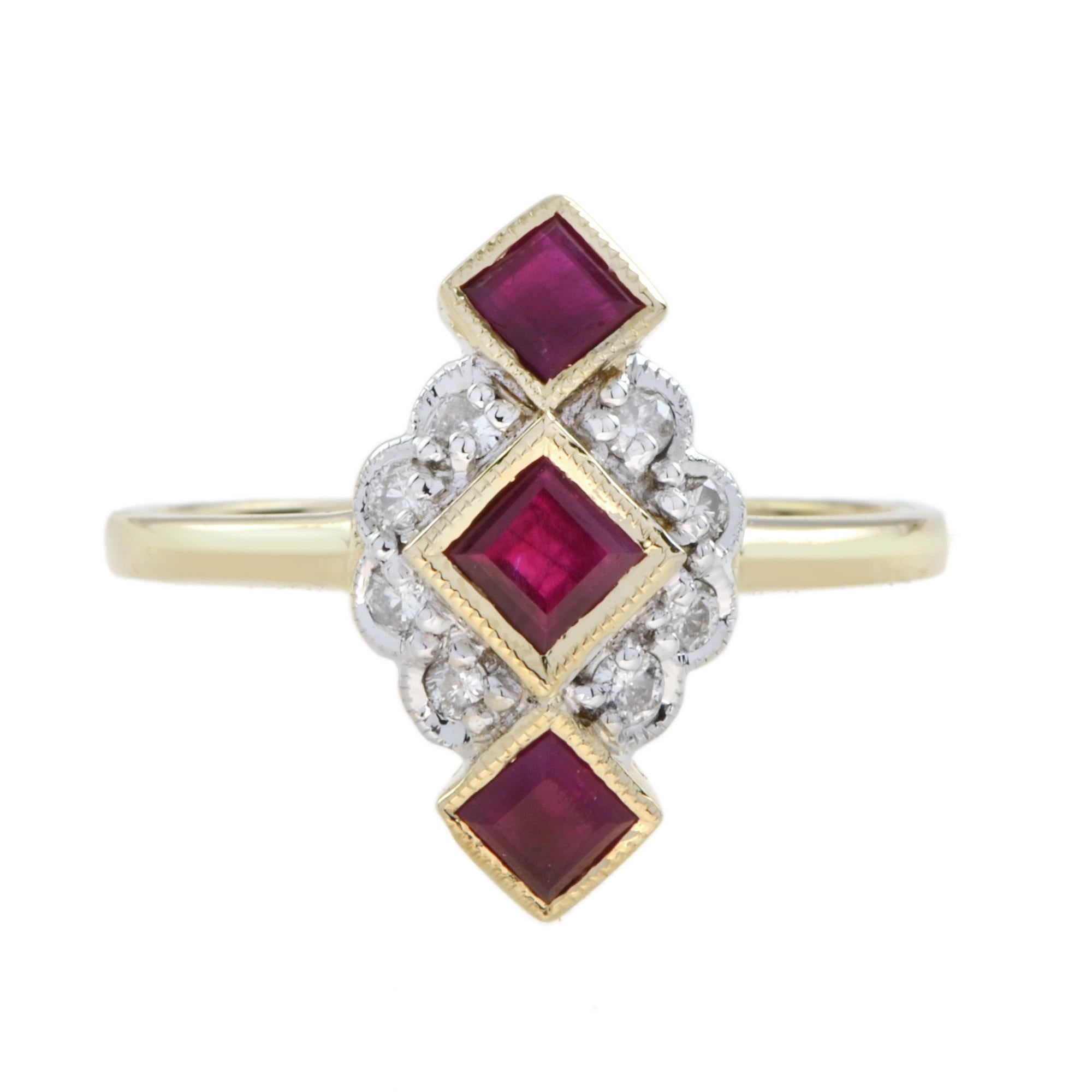 Un anello a tre pietre con rubini e diamanti di ispirazione vintage. Questo anello in oro giallo è incastonato verticalmente al centro con tre rubini di forma quadrata incastonati a castone e circondati da otto diamanti a raggiera.
Informazioni