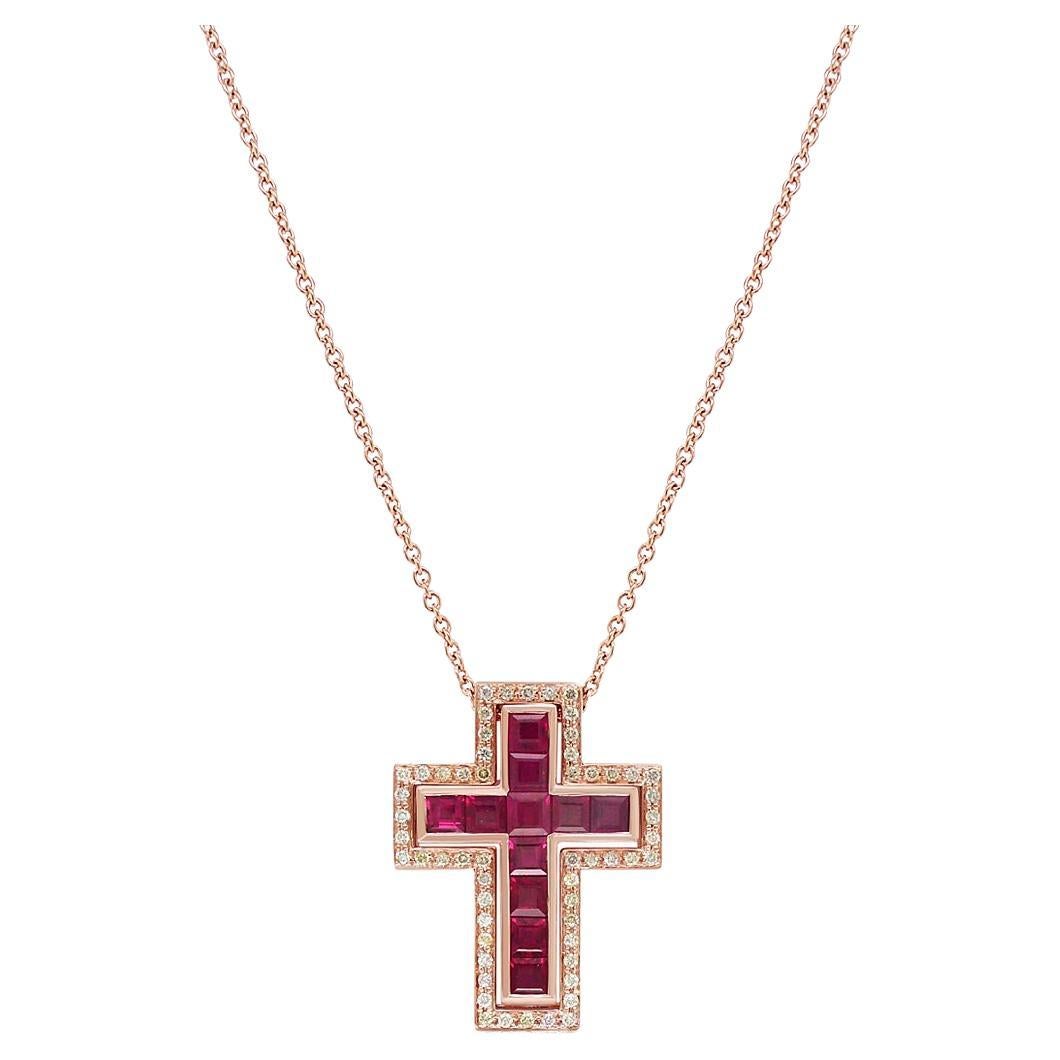 Collana con ciondolo a forma di croce in oro rosa 18 carati e diamanti fantasia e rubino rosso in vendita