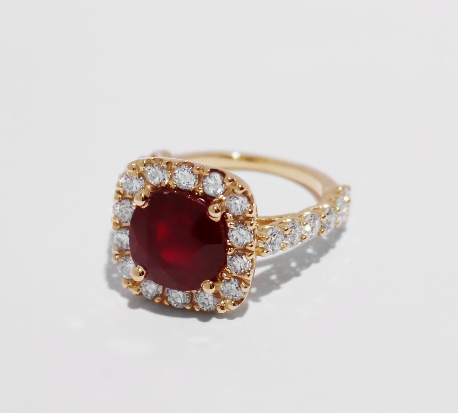 Red Ruby Ring with Diamonds in Yellow Gold  In Excellent Condition For Sale In New York, NY