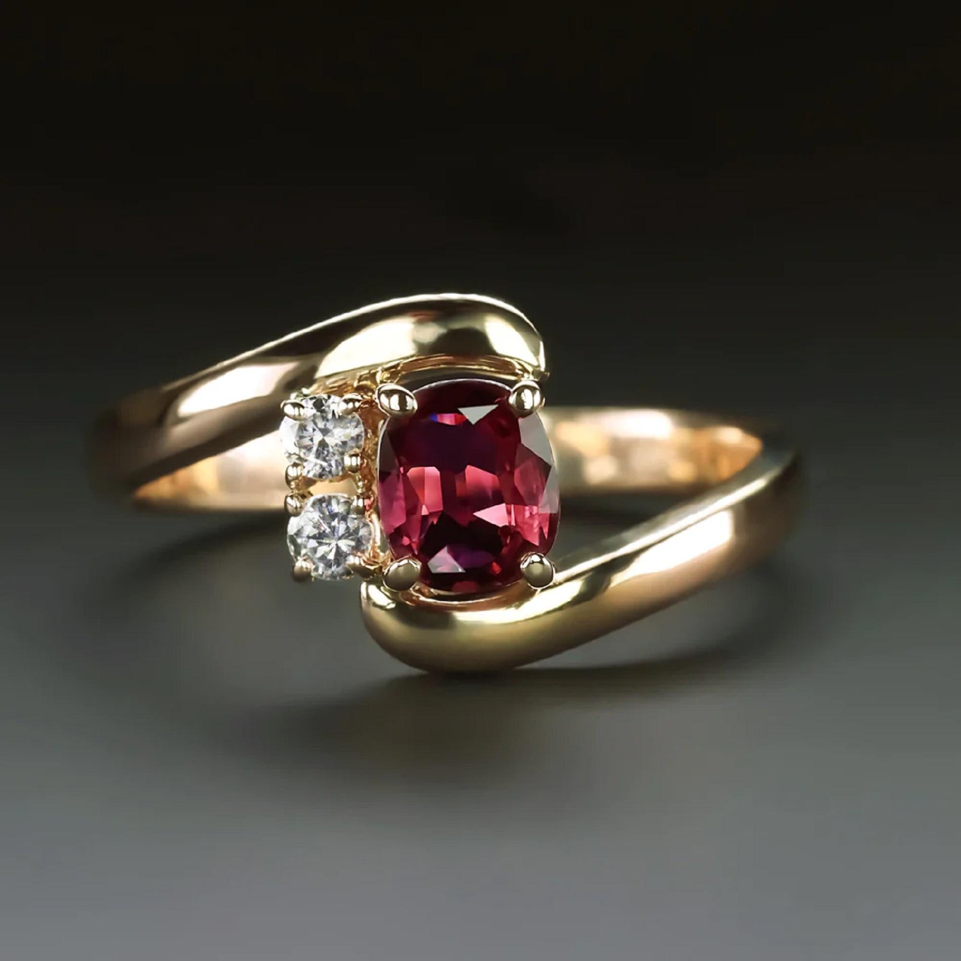 Cette douce bague en rubis et diamants présente un riche rubis rouge et une paire de diamants au centre d'une élégante bague à pont.

Faits marquants :

- Rubis naturel de 0,72ct de taille ovale au centre, d'une magnifique couleur rouge vif !

-