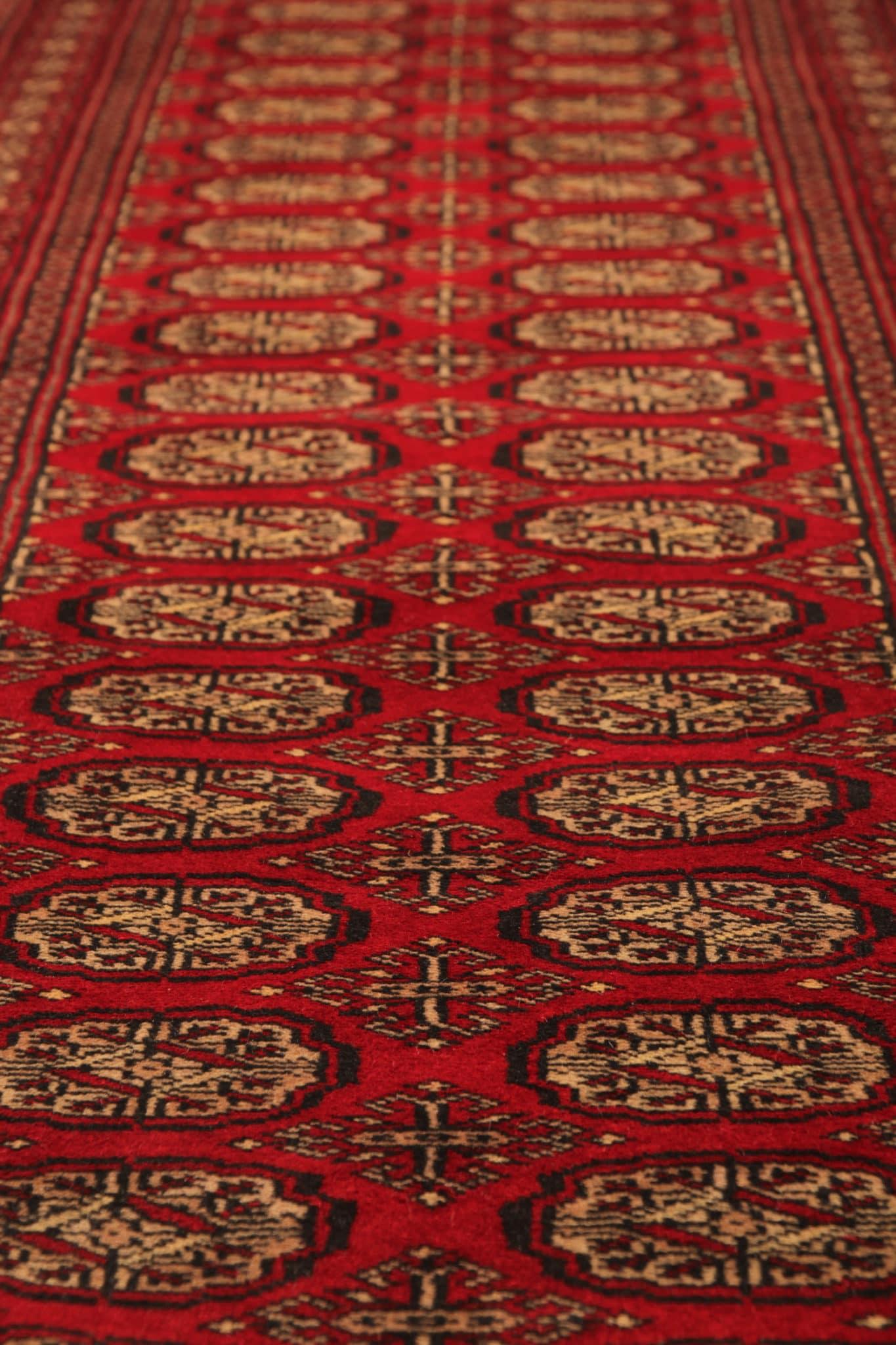 Roter Läufer, mehrfacher Medaillon Vintage Bukhara Turkmen Stair-Läufer aus Wolle (Pakistanisch) im Angebot