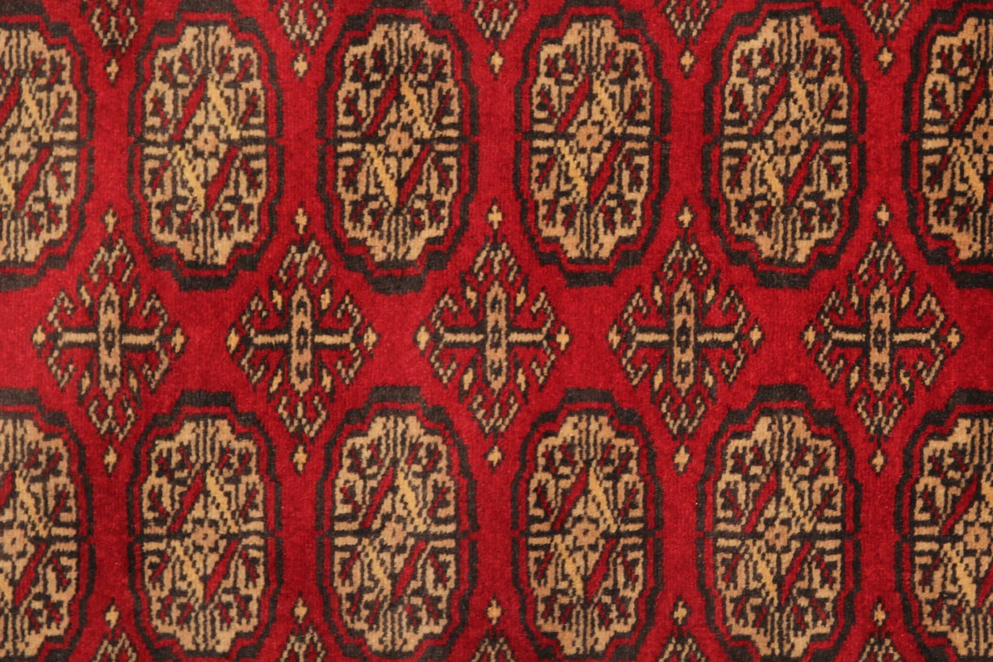 Der exquisite rote Läufer mit wunderschönem Medaillon-Muster wird in sorgfältiger Handarbeit hergestellt. Dieser Orientteppich im Vintage-Stil stammt aus Pakistan, Turkmenistan und Bokhara und zeichnet sich durch eine Mischung aus Wolle und