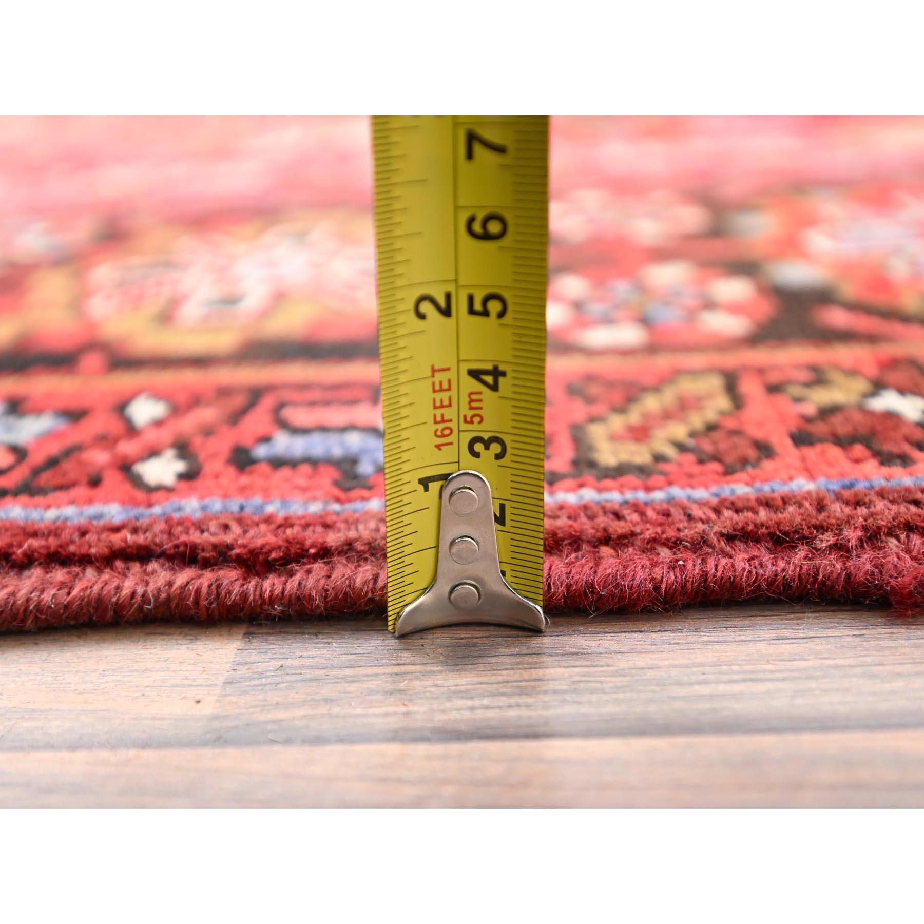 Roter, rustikaler, handgeknüpfter, reiner, persischer Heriz-Teppich aus Wolle im Vintage-Stil im Angebot 4