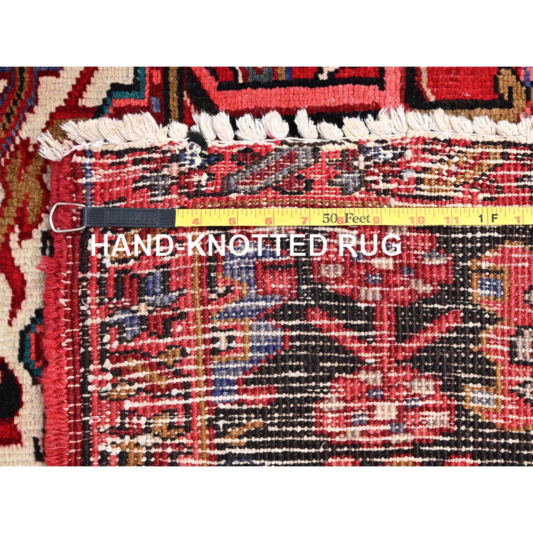 Roter, rustikaler, handgeknüpfter, reiner, persischer Heriz-Teppich aus Wolle im Vintage-Stil im Angebot 5