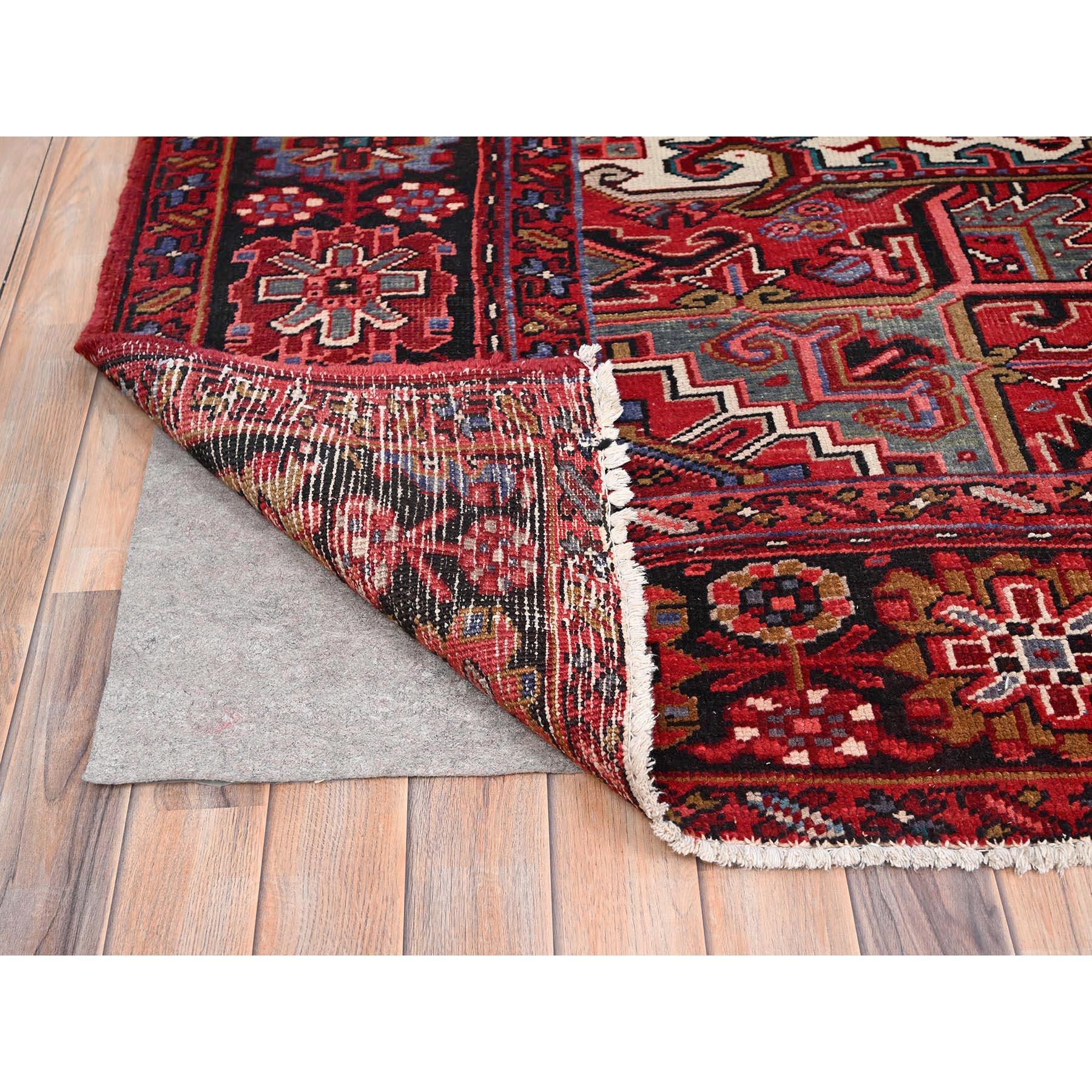Roter, rustikaler, handgeknüpfter, reiner, persischer Heriz-Teppich aus Wolle im Vintage-Stil (Handgeknüpft) im Angebot