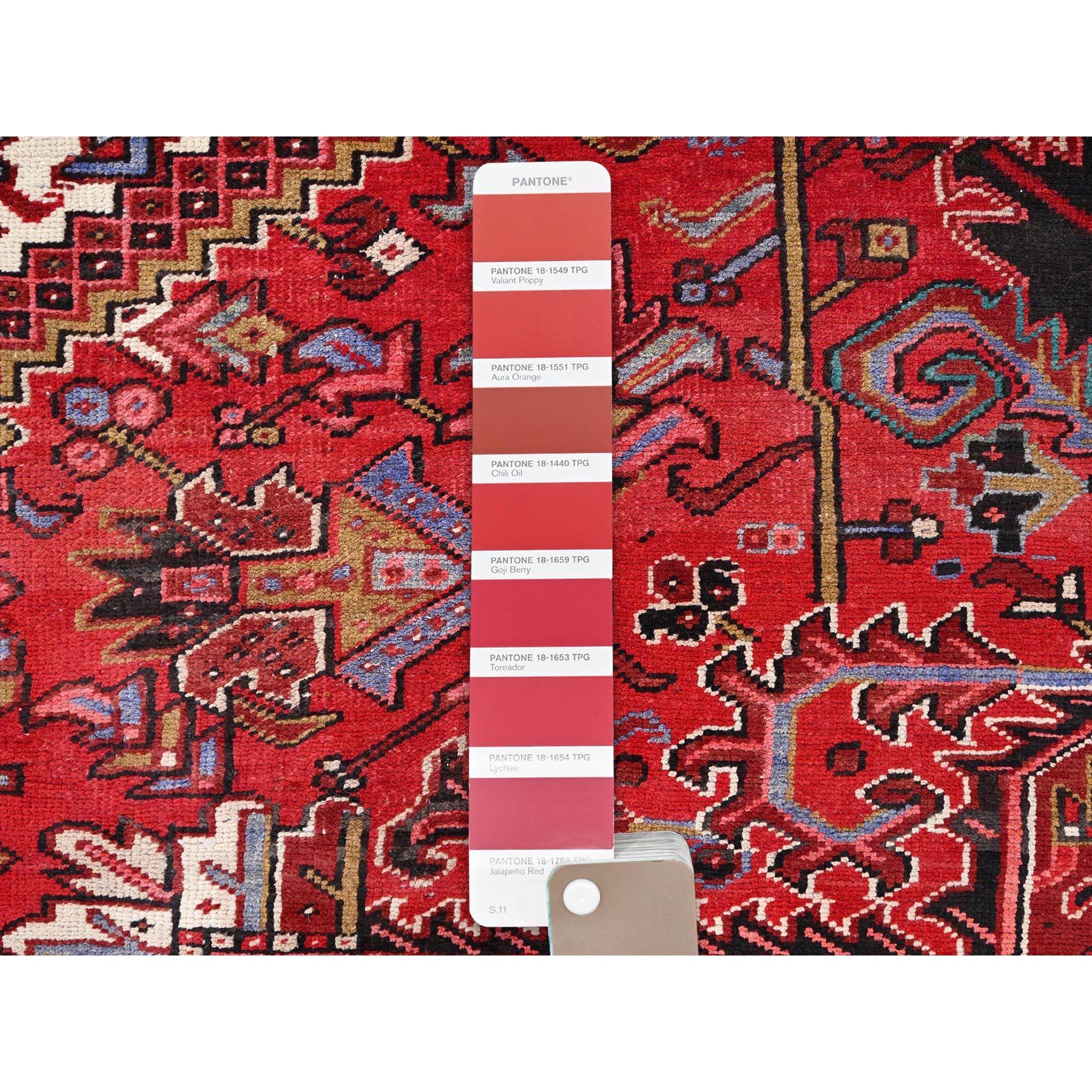 Roter, rustikaler, handgeknüpfter, reiner, persischer Heriz-Teppich aus Wolle im Vintage-Stil im Angebot 1
