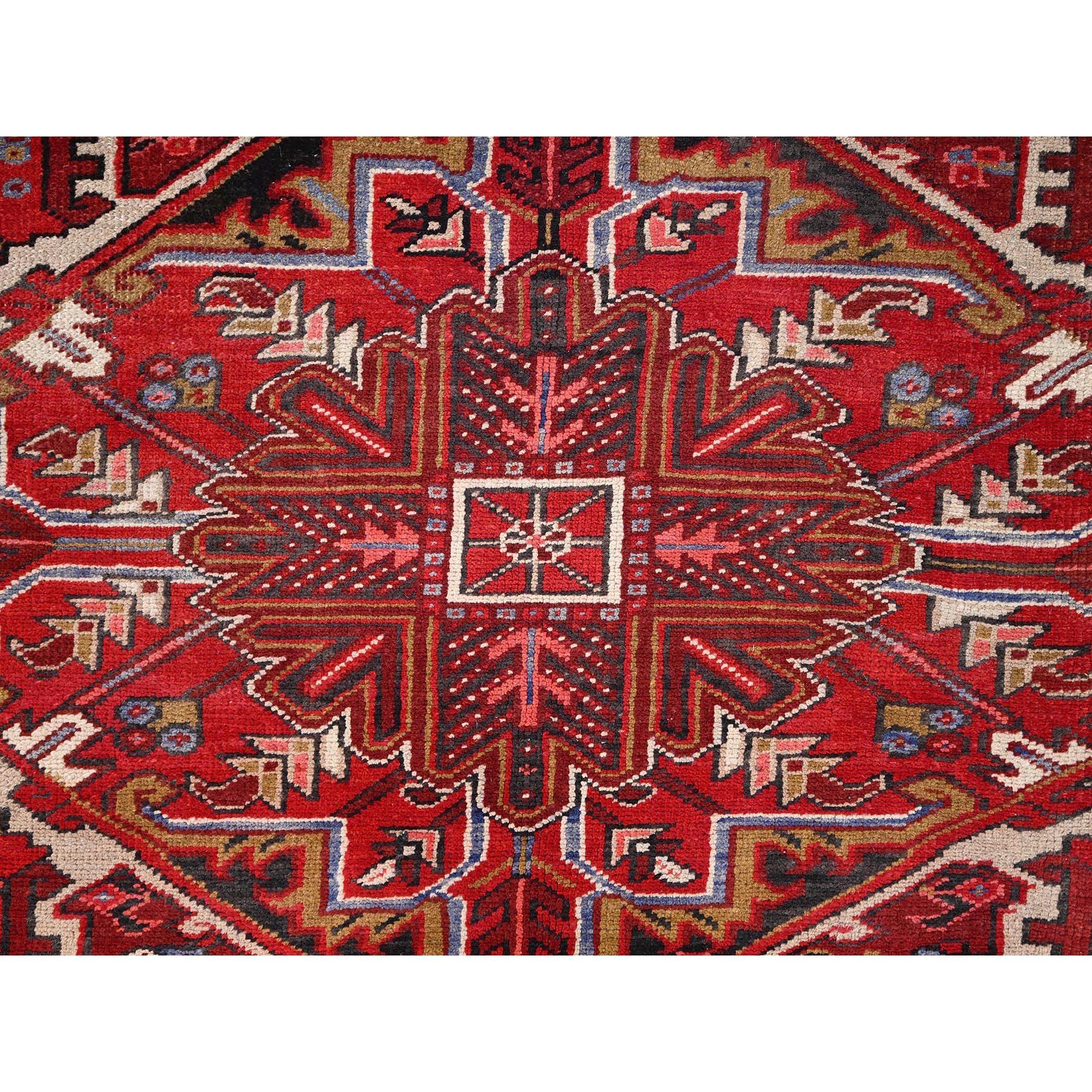 Roter, rustikaler, handgeknüpfter, reiner, persischer Heriz-Teppich aus Wolle im Vintage-Stil im Angebot 2