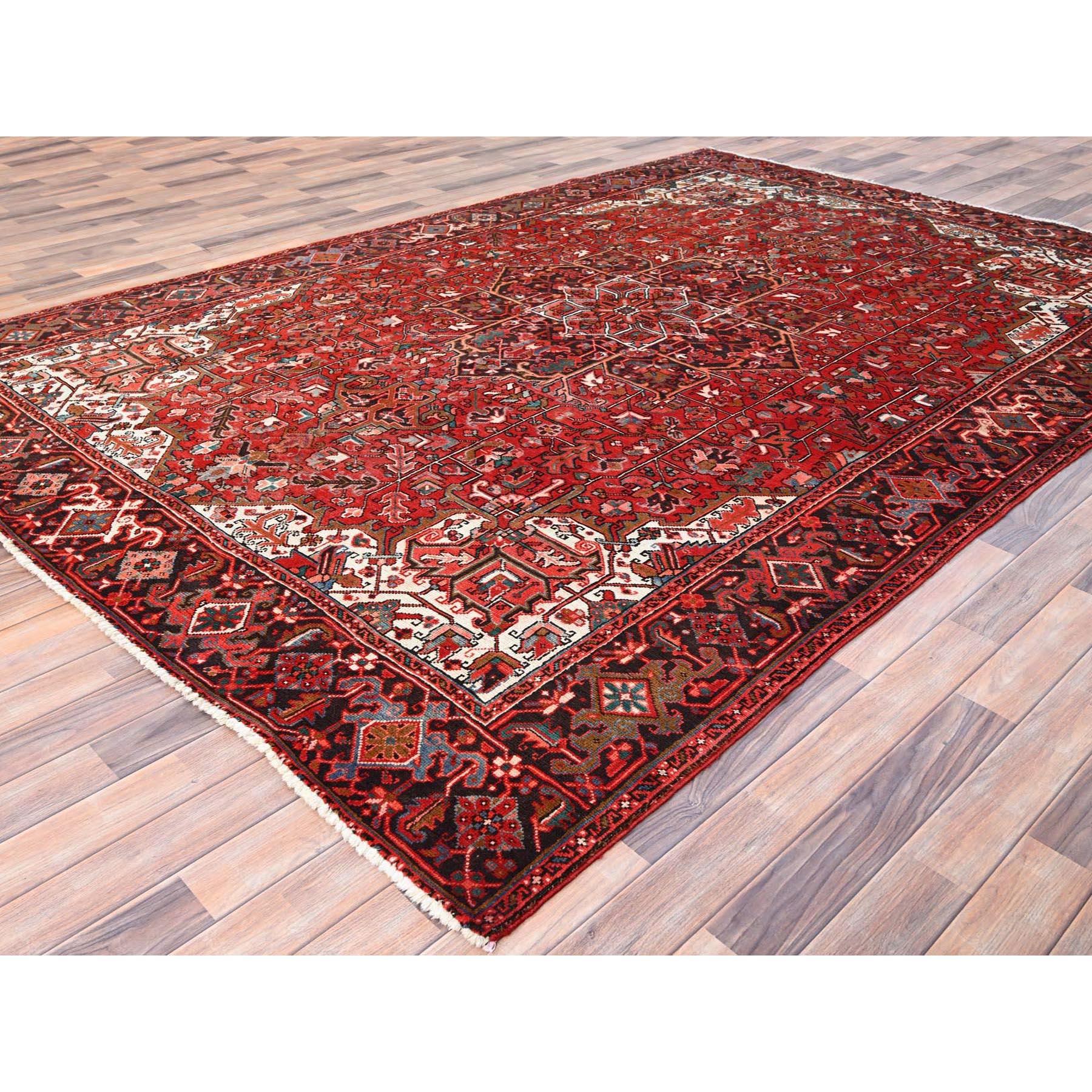 Rot Rustikaler Look Abgenutzte Wolle Handgeknüpft Vintage Persisch Heriz Tribal Ambience Teppich (Mitte des 20. Jahrhunderts) im Angebot