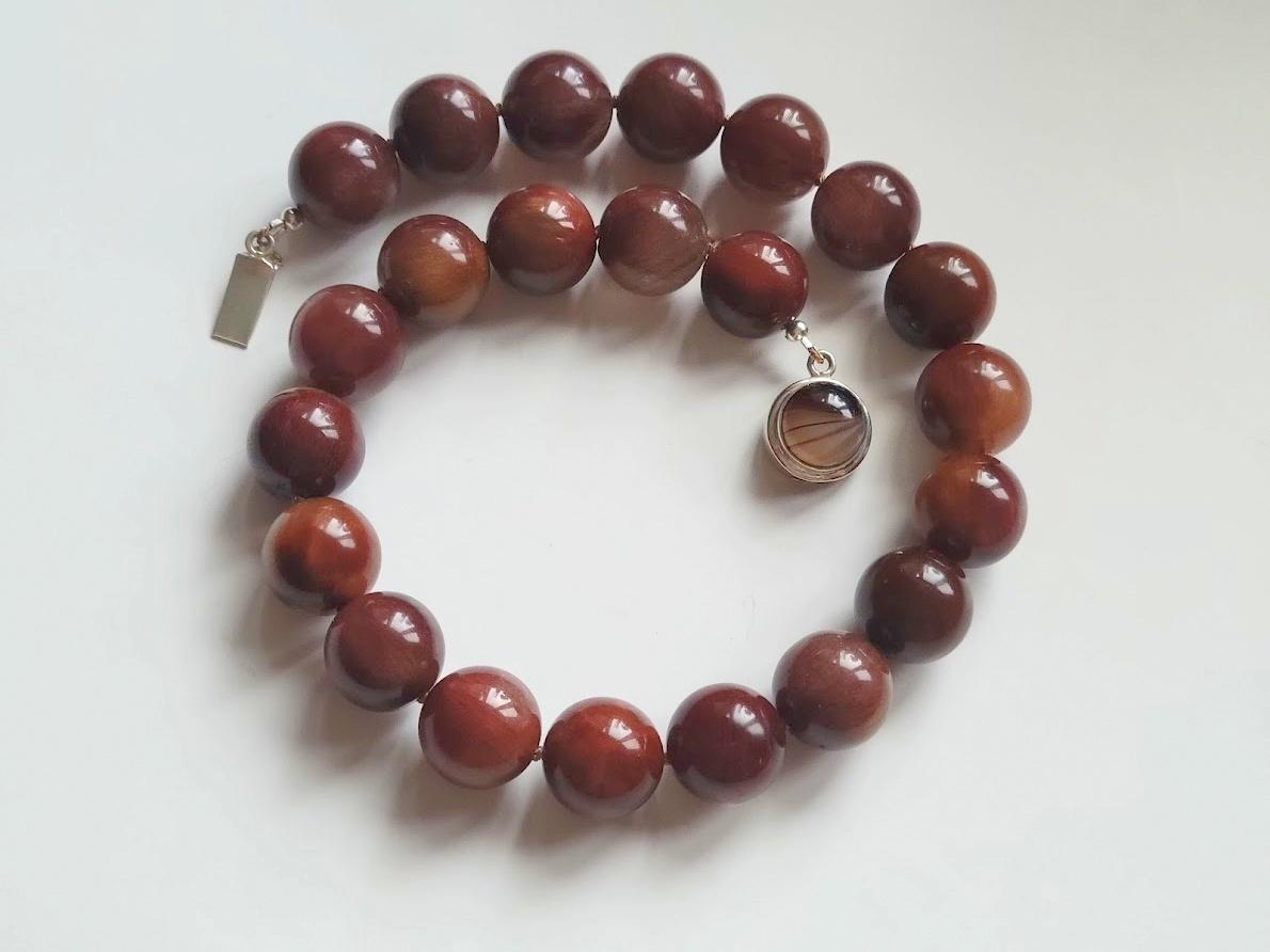 The length of the necklace is 17 inches (43 cm). The size of the smooth round beads is 17-18 mm.
Bead knotting is traditionally done with silk thread, placing a knot between each bead to prevent them from rubbing against each other.
The weight of