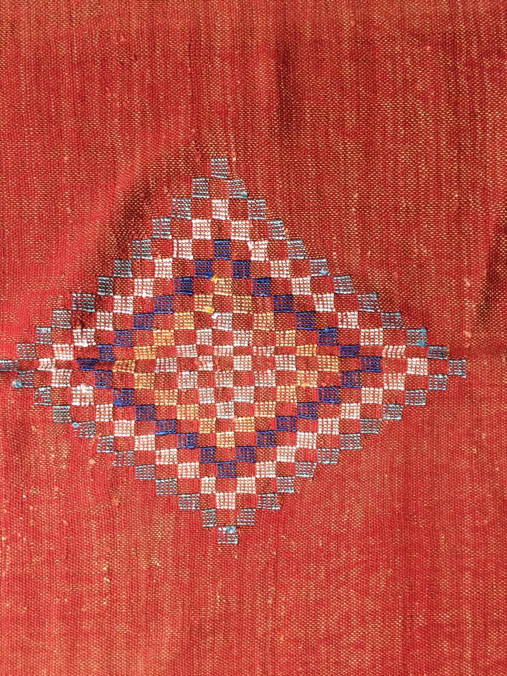 Roter sabrafarbener Kelim-Teppich (Marokkanisch) im Angebot