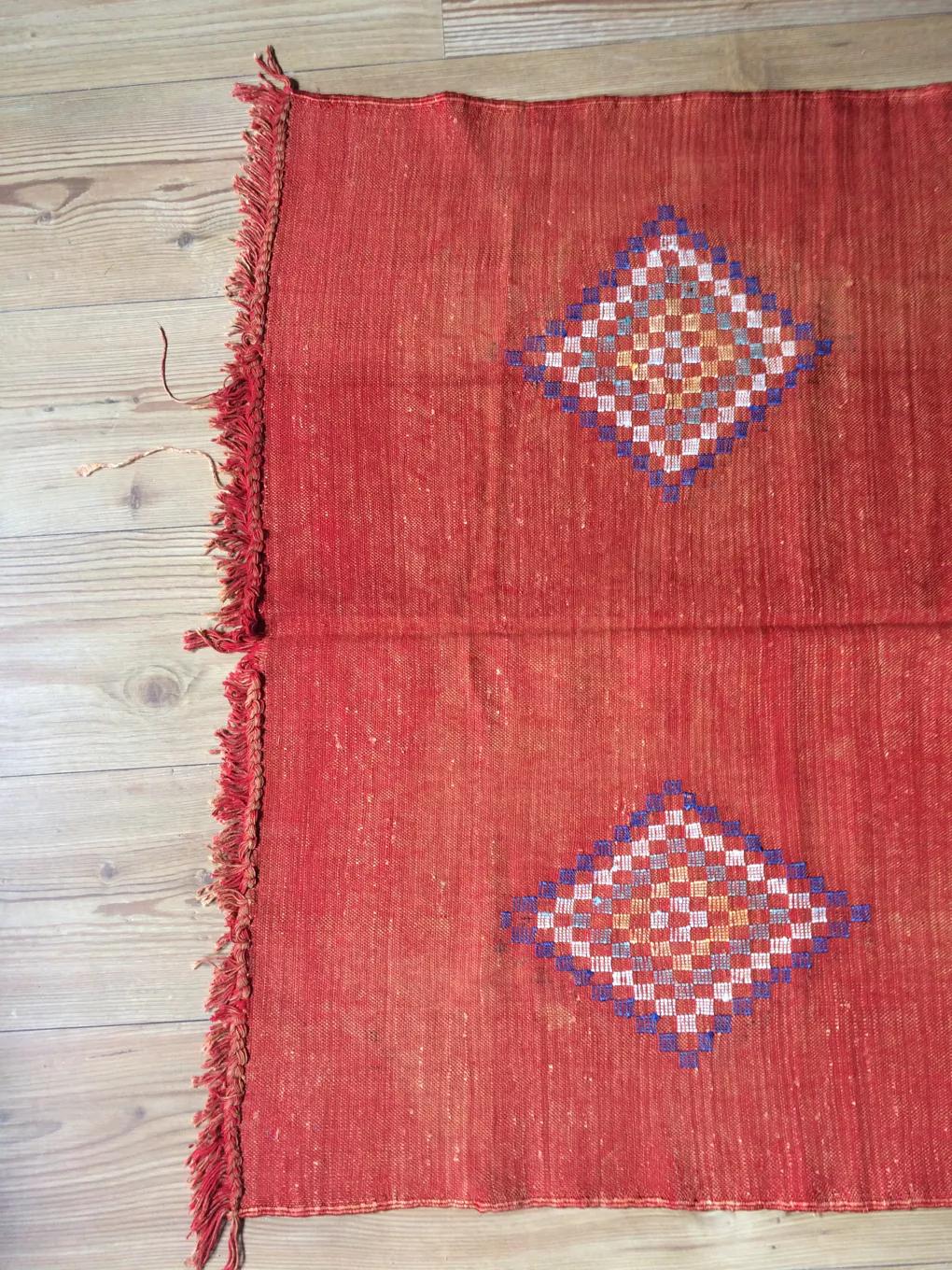 Roter sabrafarbener Kelim-Teppich (Wolle) im Angebot