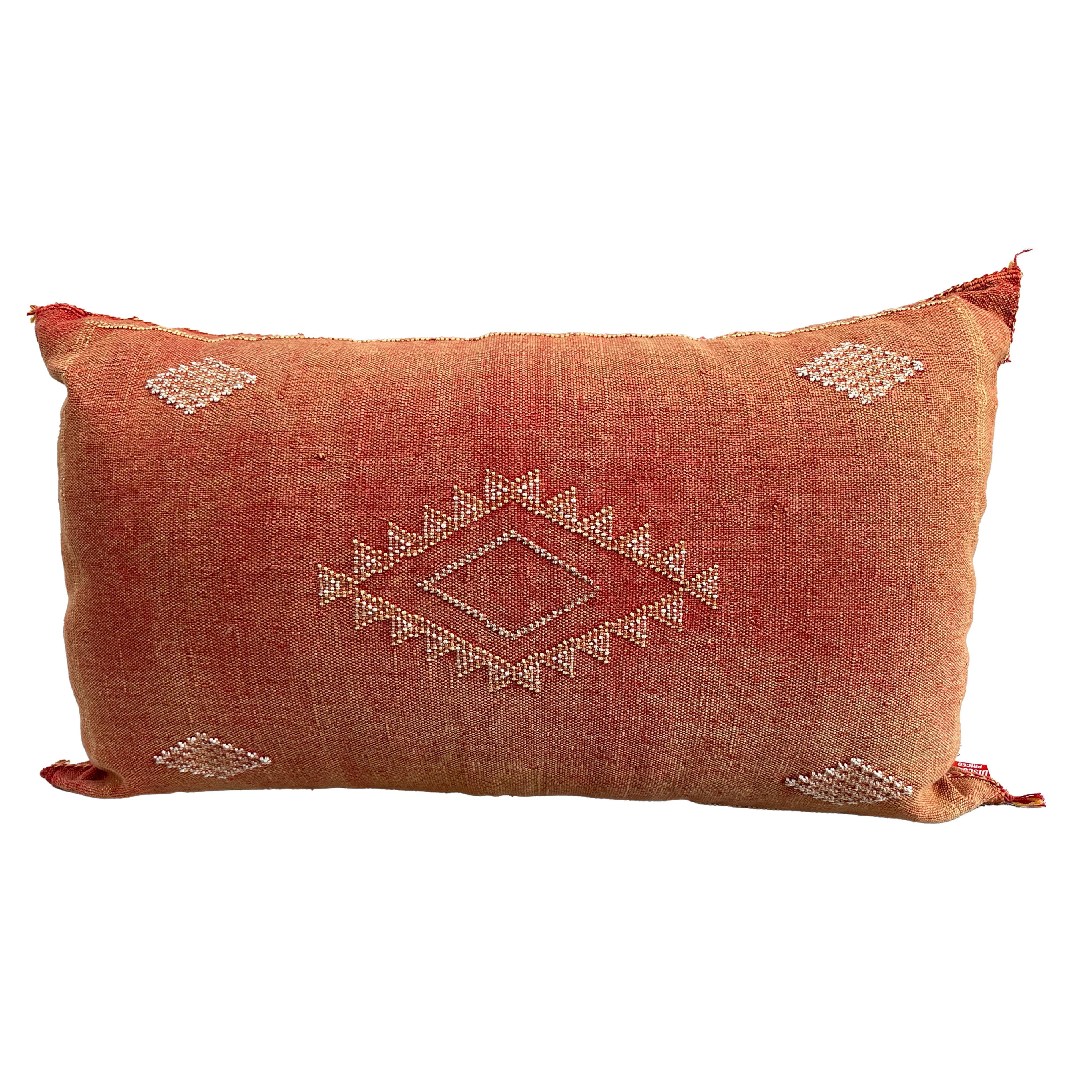 Verleihen Sie Ihrer Einrichtung einen Hauch von exotischem Charme und leuchtenden Farben mit diesem atemberaubenden marokkanischen Akzent-Kissen in verbranntem Orange. Mit einer Breite von 35 Inch, einer Tiefe von 7 Inch und einer Höhe von 19 Inch