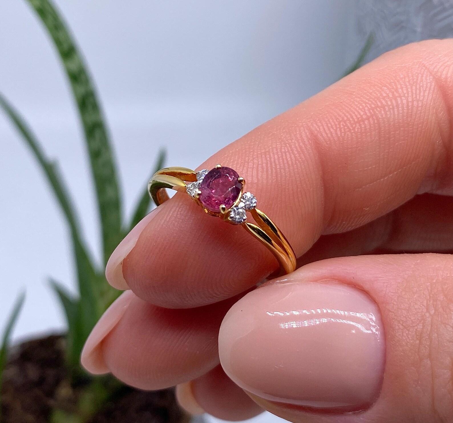 Edwardian Red Sapphire and Diamonds natural gemstone Ring, 14 Karat Yellow Gold, 7US For Sale