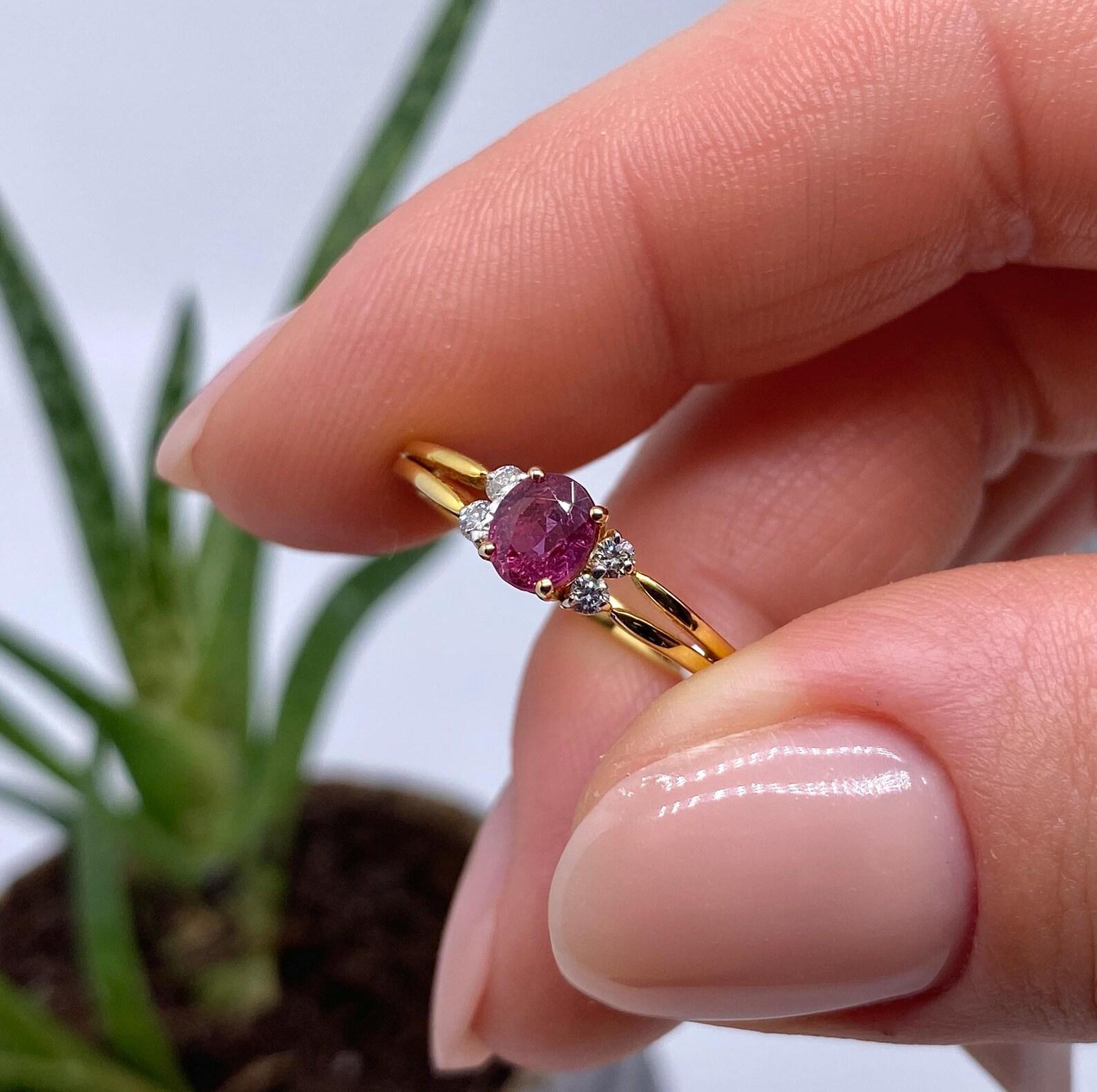 Oval Cut Red Sapphire and Diamonds natural gemstone Ring, 14 Karat Yellow Gold, 7US For Sale