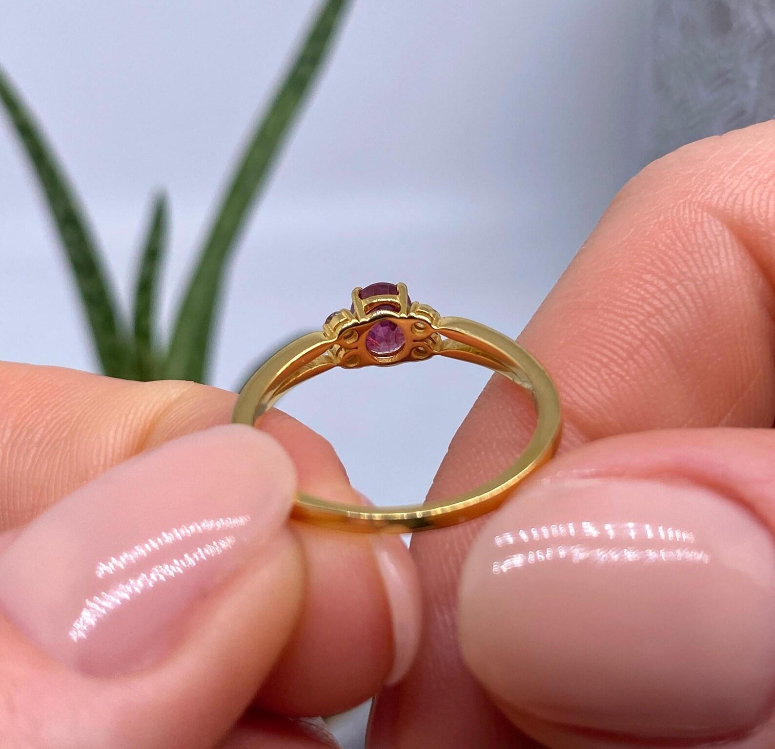 Red Sapphire and Diamonds natural gemstone Ring, 14 Karat Yellow Gold, 7US For Sale 1