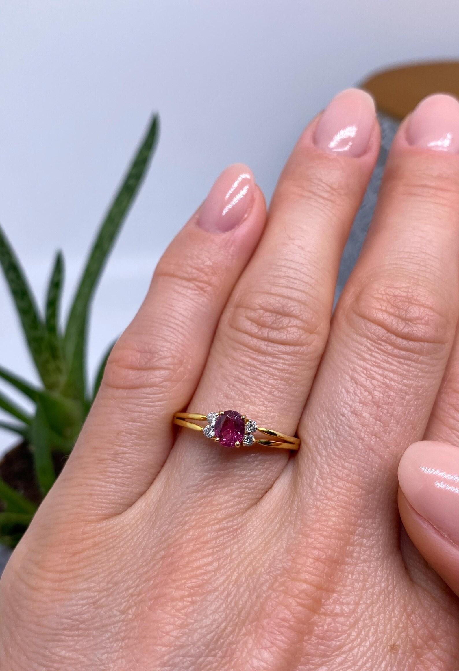 Red Sapphire and Diamonds natural gemstone Ring, 14 Karat Yellow Gold, 7US For Sale 3