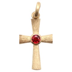 Pendentif croix en saphir rouge et or jaune 14 carats avec saphir rouge naturel