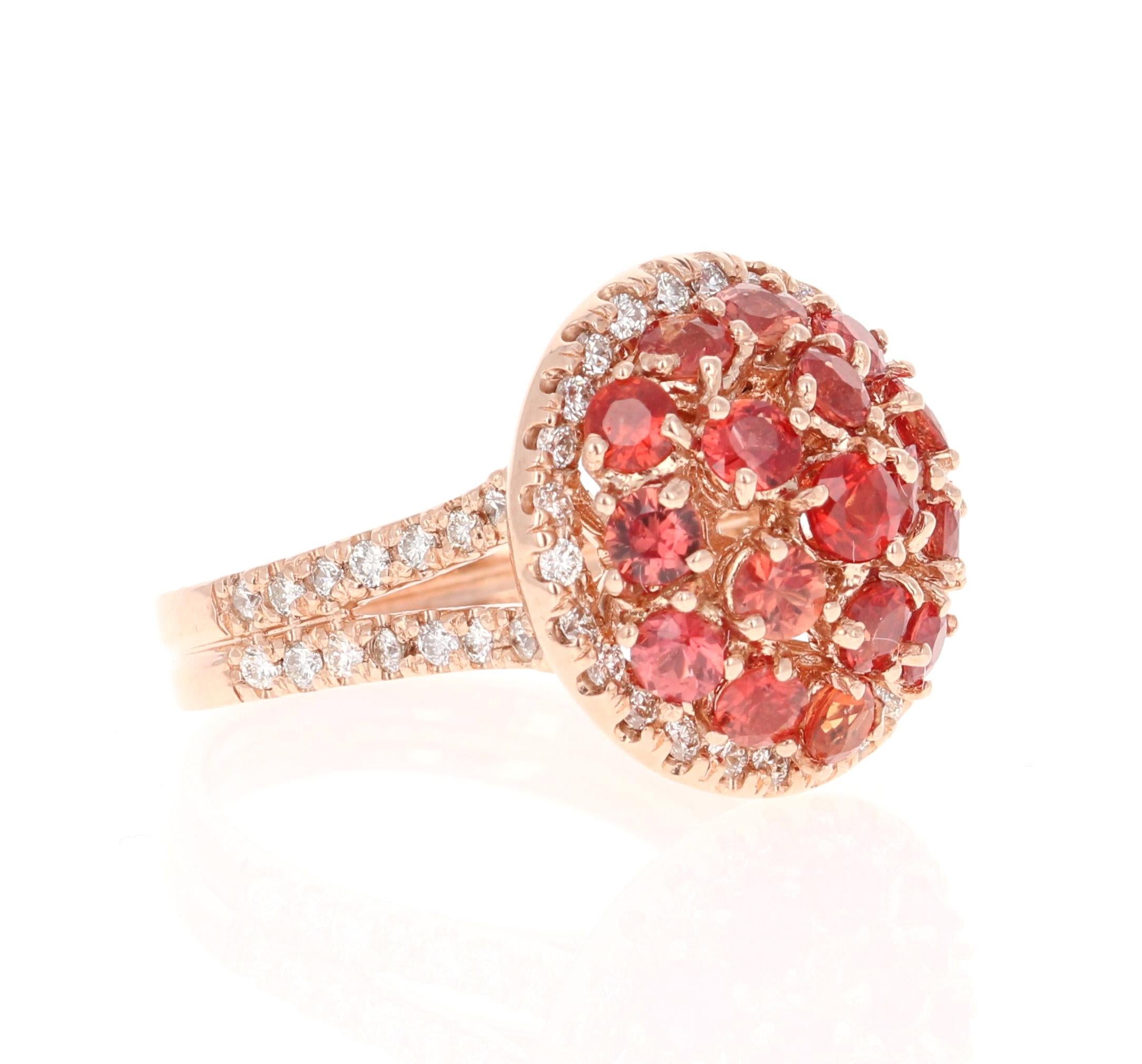 Dieser schöne Ring hat Rundschliff natürlichen roten Saphiren, die 2,17 Karat wiegen. Er hat 58 natürliche Diamanten im Rundschliff mit einem Gewicht von 0,70 Karat. (Reinheit: VS, Farbe: H) Das Gesamtkaratgewicht des Rings beträgt 2.87 Karat.