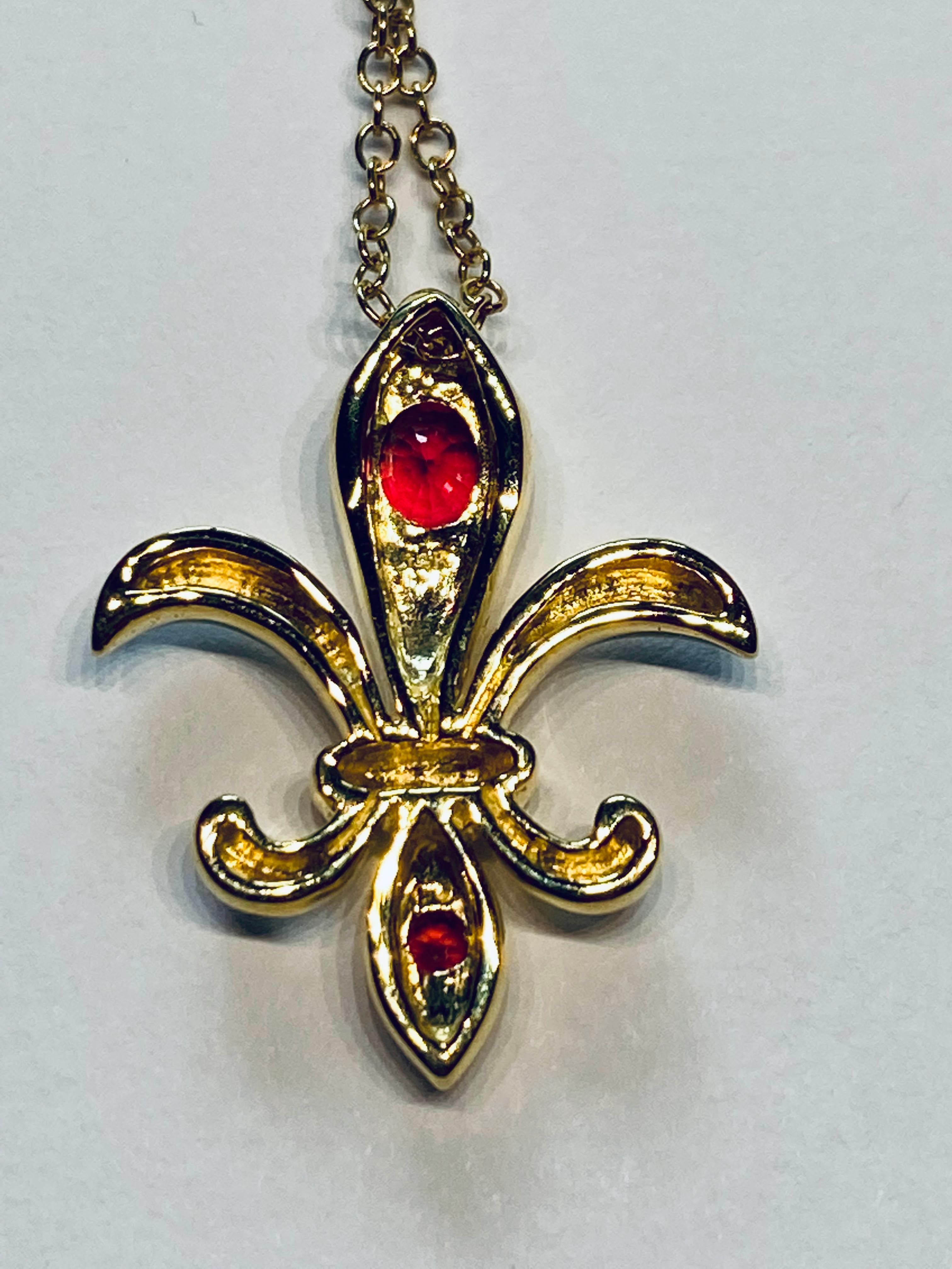 Pendentif Fleur De Lis en saphir rouge en vente 6