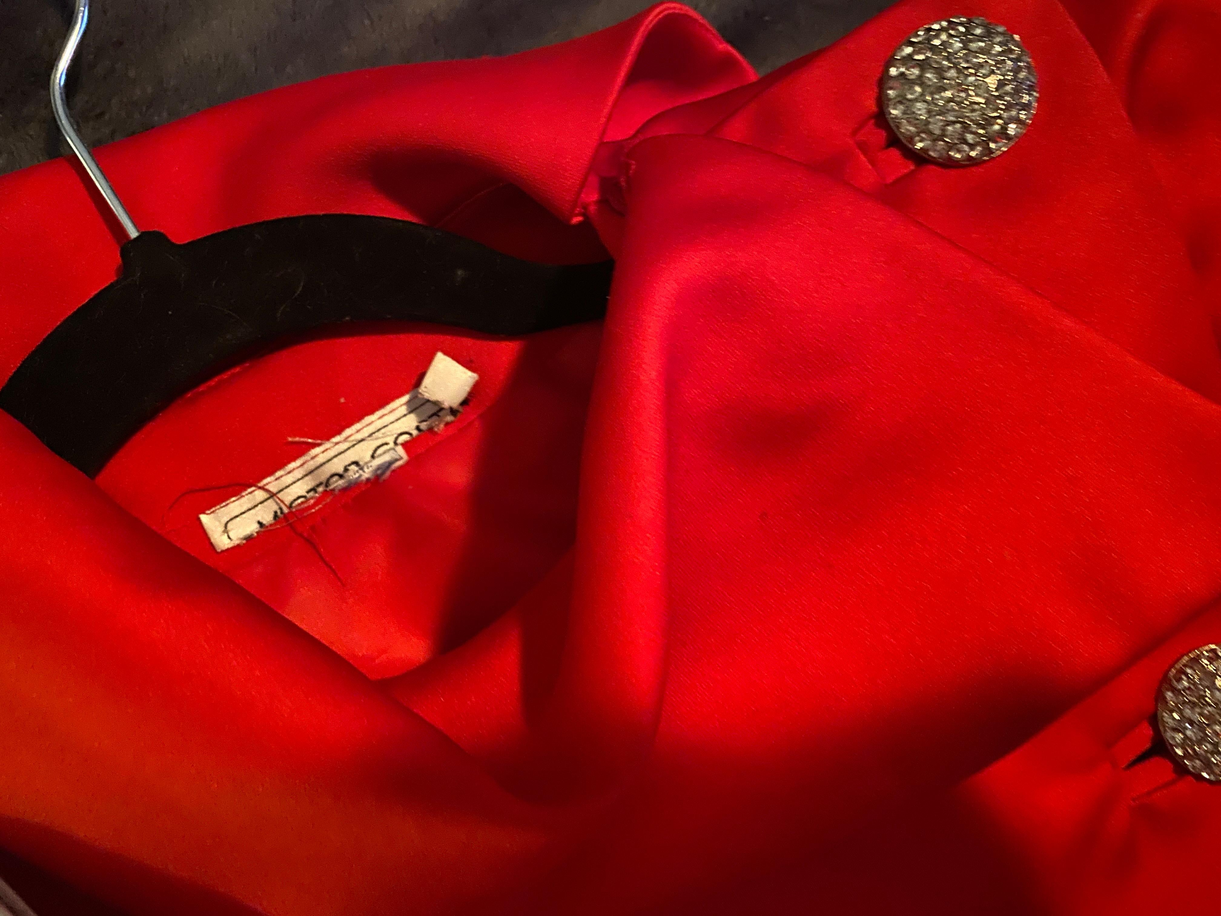 Rotes Mantelkleid aus Satin und Strass von Victor Costa Neiman Marcus Größe 8 im Angebot 8