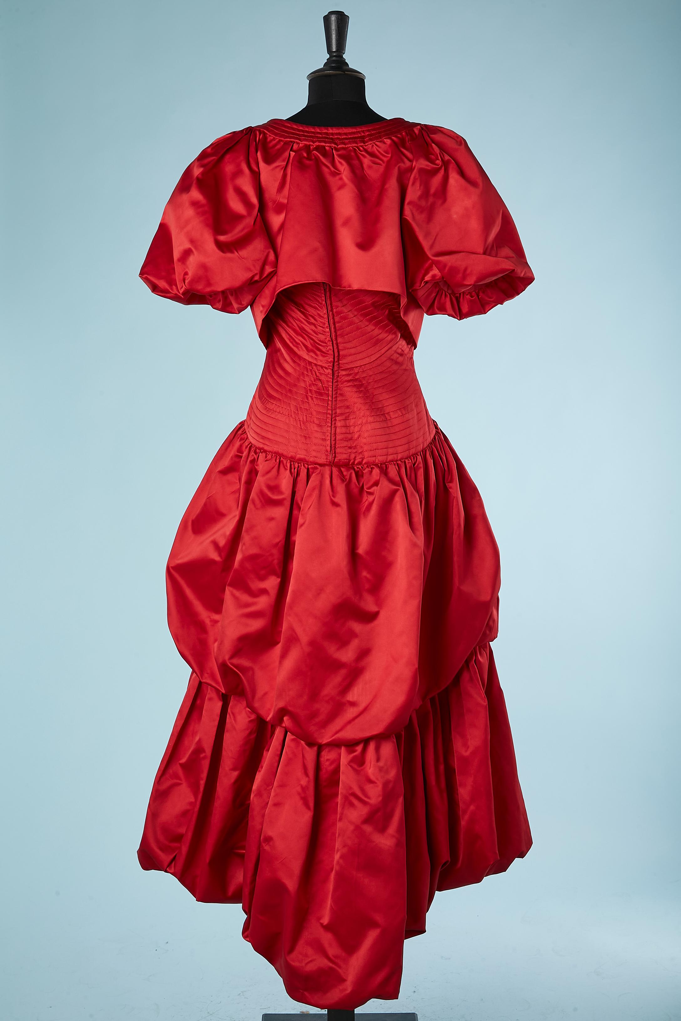 Robe du soir asymétrique en satin rouge avec volants, boléro et bustier Circa 1980''s Pour femmes en vente