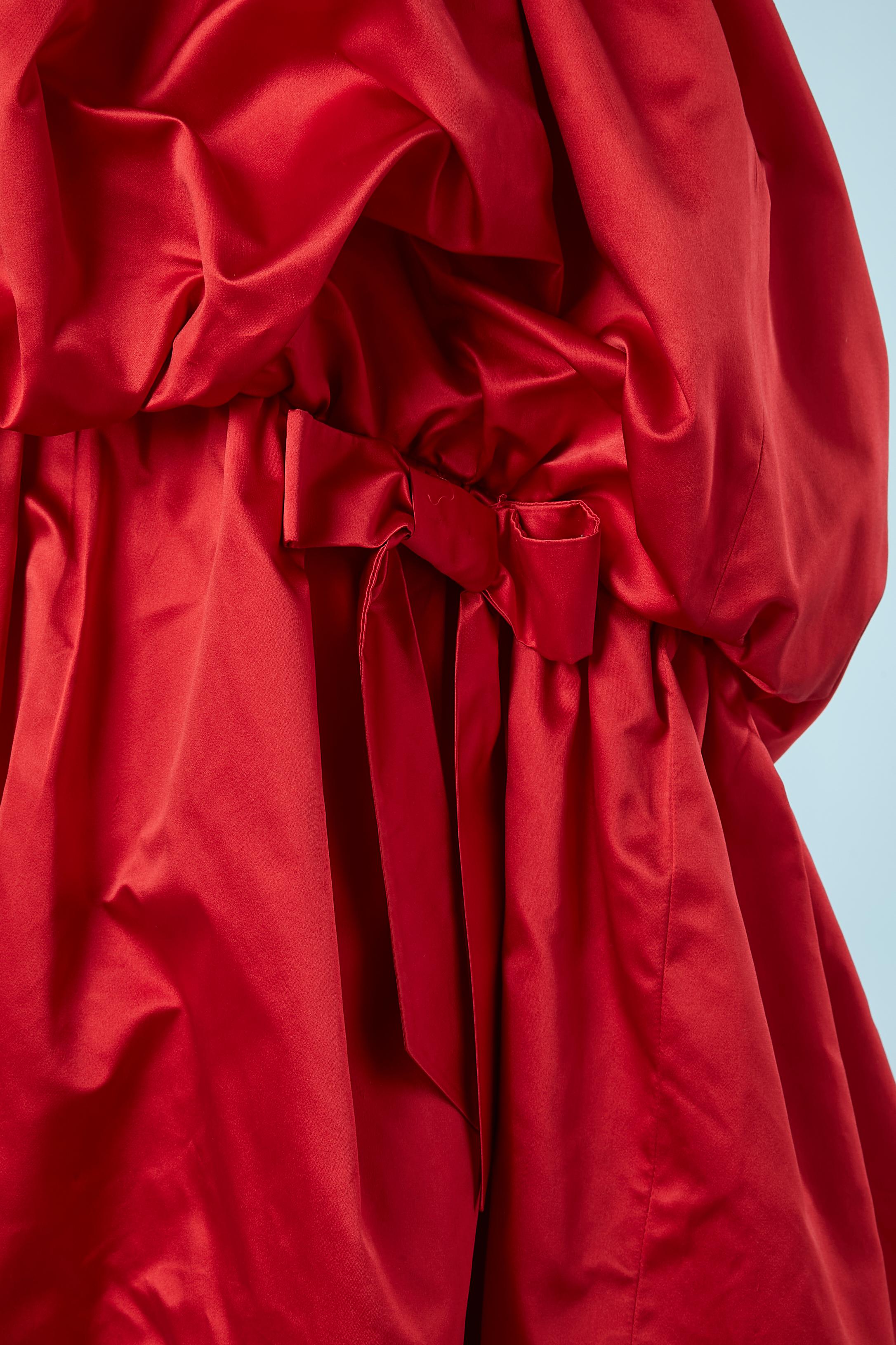 Robe du soir asymétrique en satin rouge avec volants, boléro et bustier Circa 1980''s en vente 2