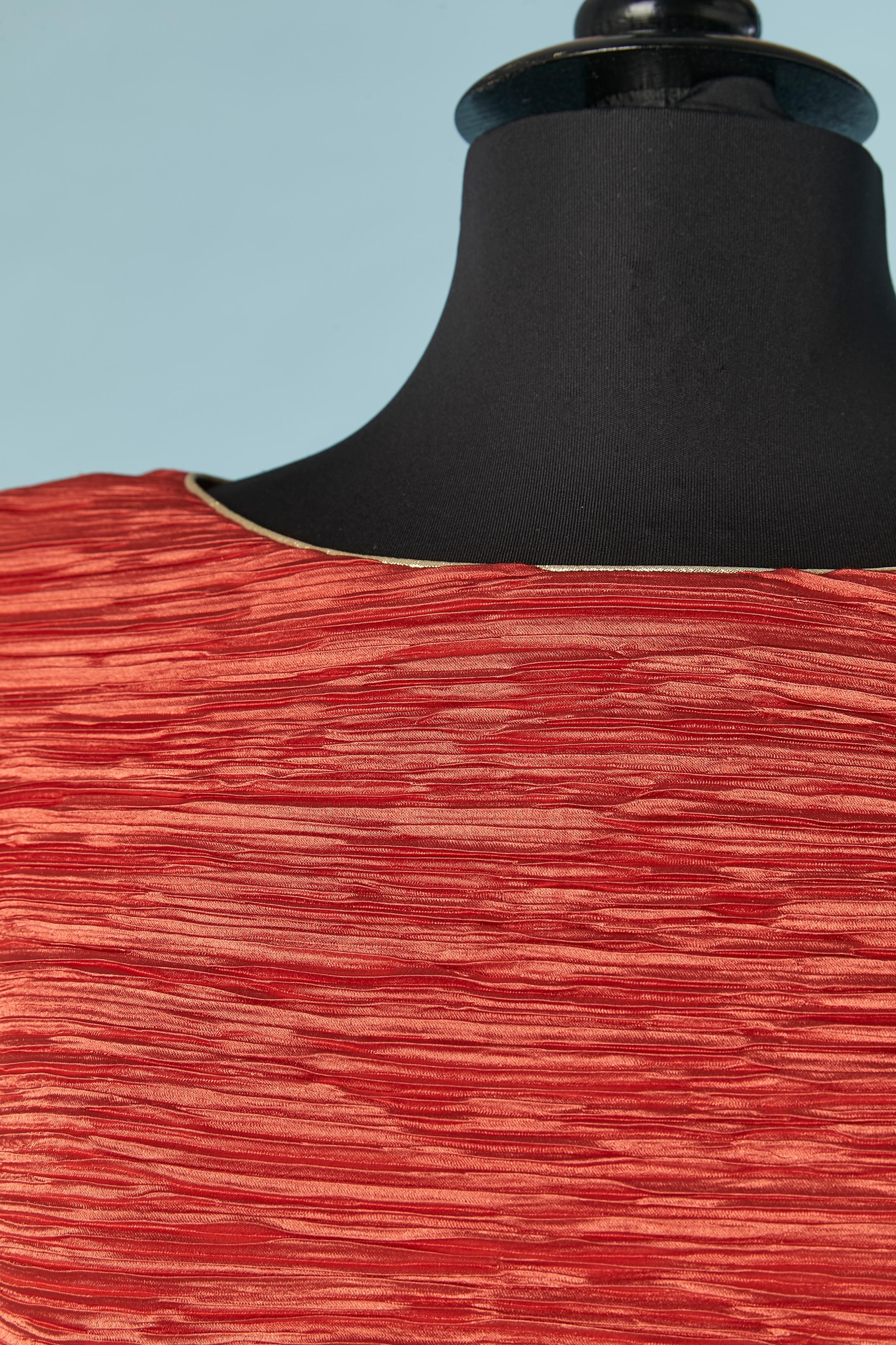 Robe du soir en satin rouge avec plis fins et passepoils en lamé or. Pas d'étiquette de marque mais le créateur est 
