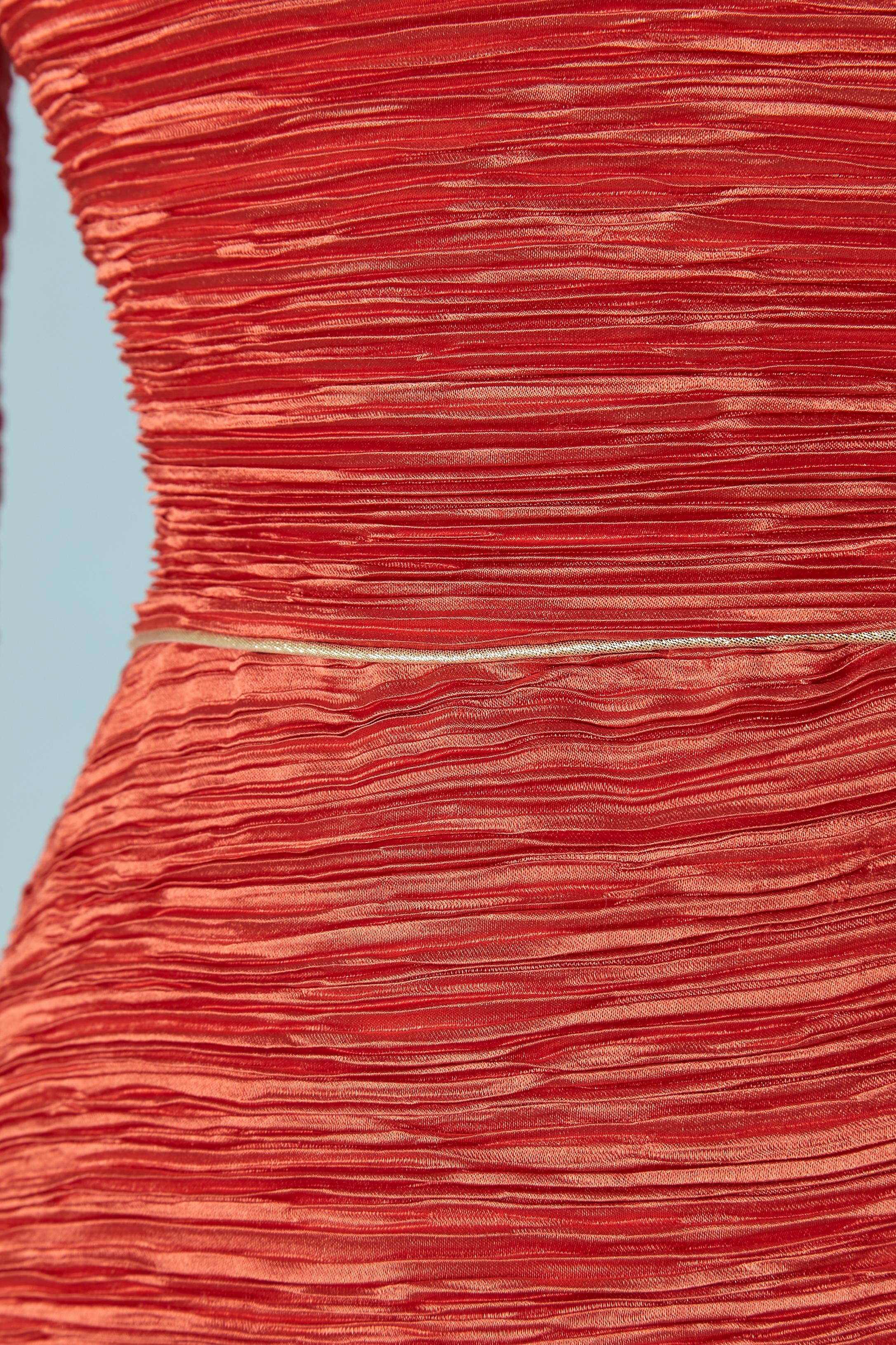 Robe du soir en satin rouge avec plis fins et passepoils en lamé or Circa 1970  Excellent état - En vente à Saint-Ouen-Sur-Seine, FR