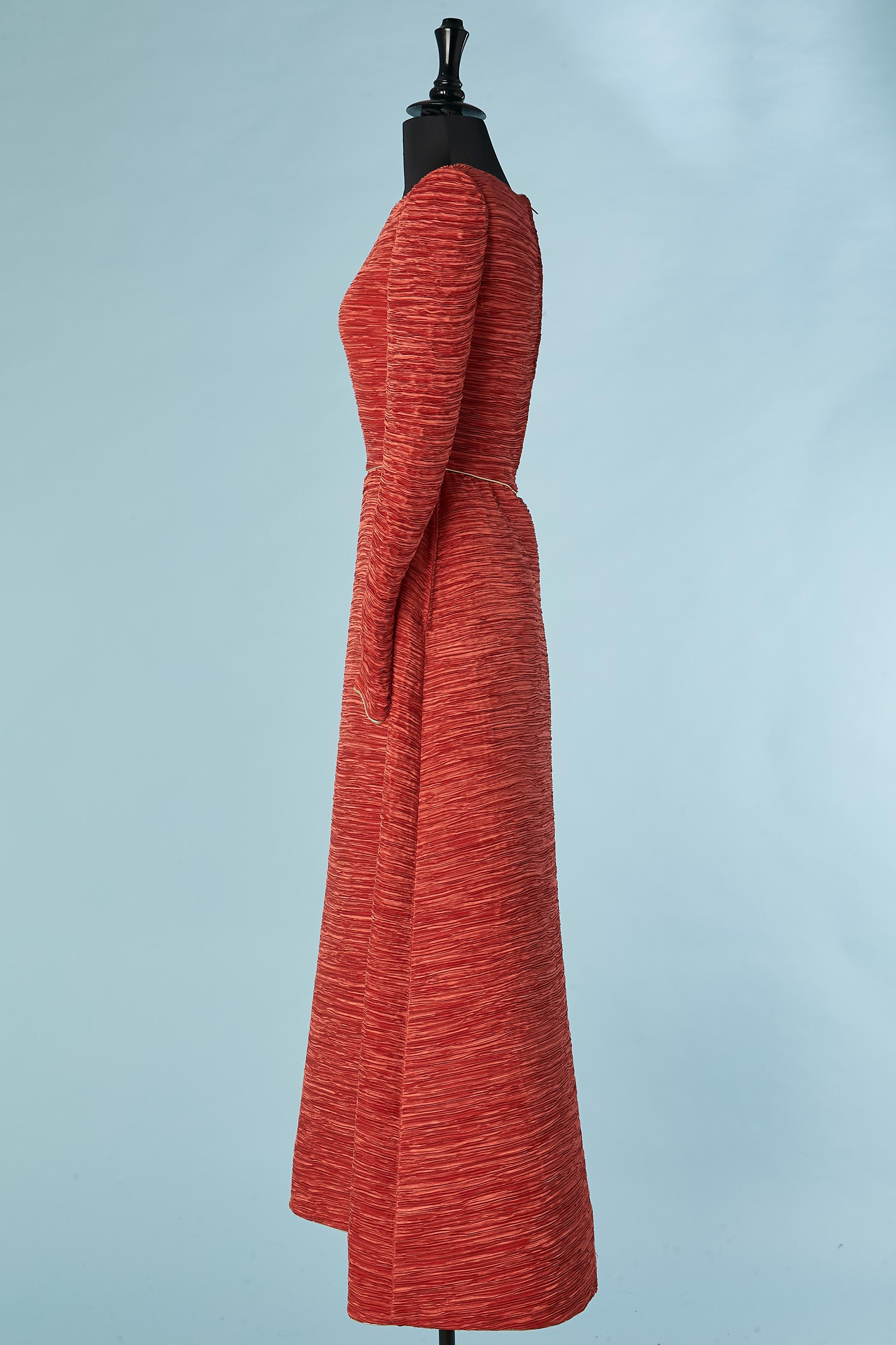 Robe du soir en satin rouge avec plis fins et passepoils en lamé or Circa 1970  Pour femmes en vente