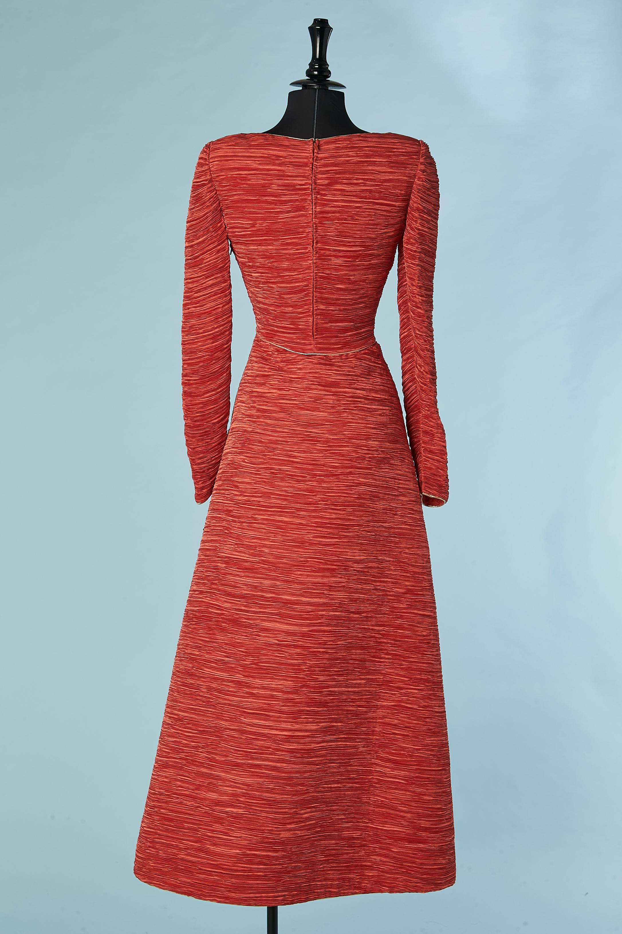 Robe du soir en satin rouge avec plis fins et passepoils en lamé or Circa 1970  en vente 1