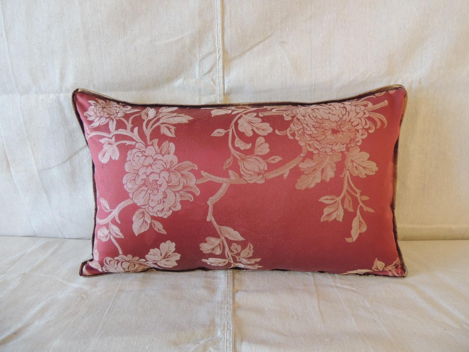 Red satin cotton Floral modern lumbar decorative pillow.
Floral damask style pillow with small ATG custom golden silk trim,
same silk on backing.
Decorative pillow handcrafted in Portugal.
Stitched by hand closure with custom-made pillow
