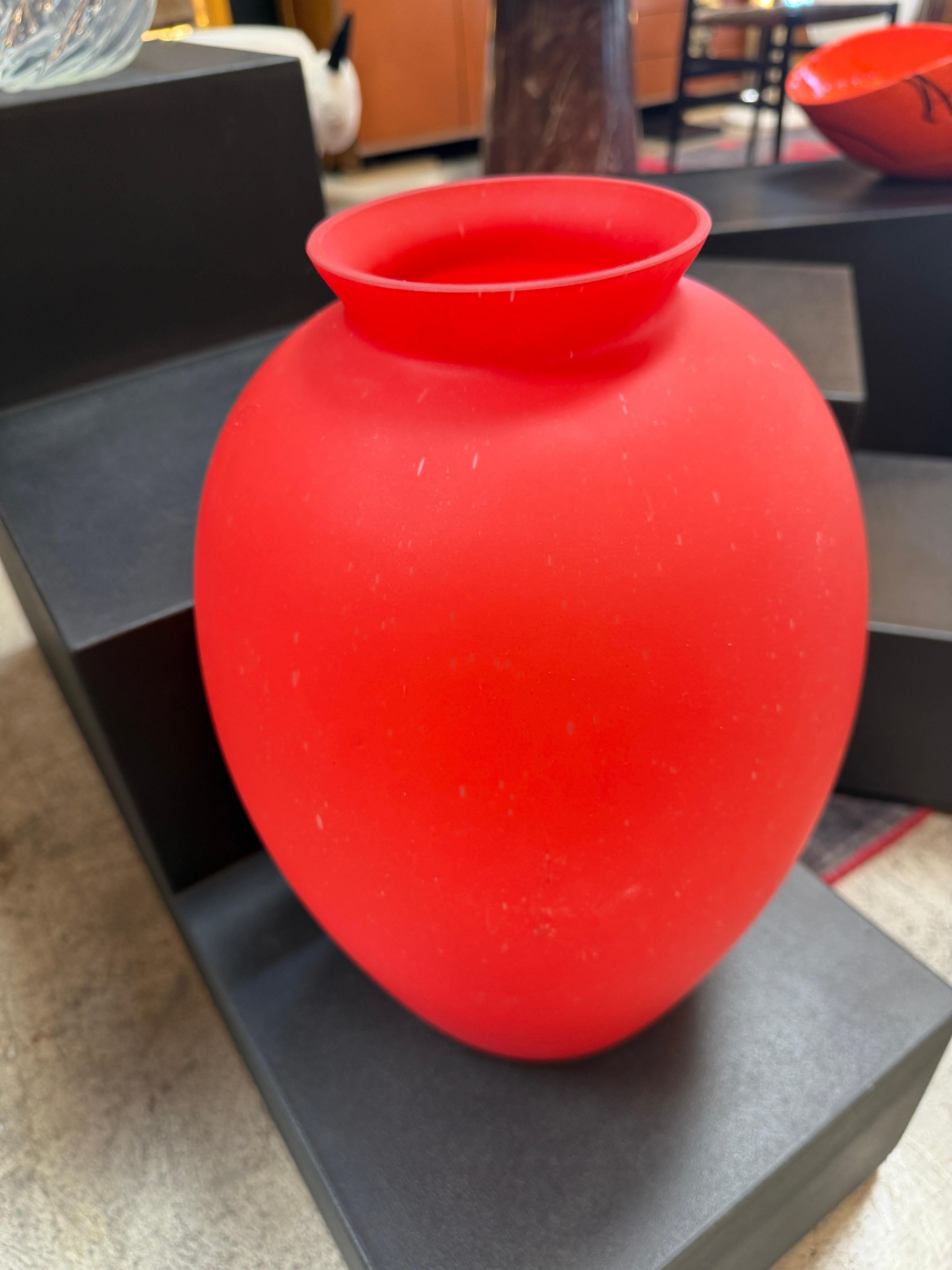 Moderne Vase en verre satiné rouge - Verre d'art italien soufflé à la bouche en vente