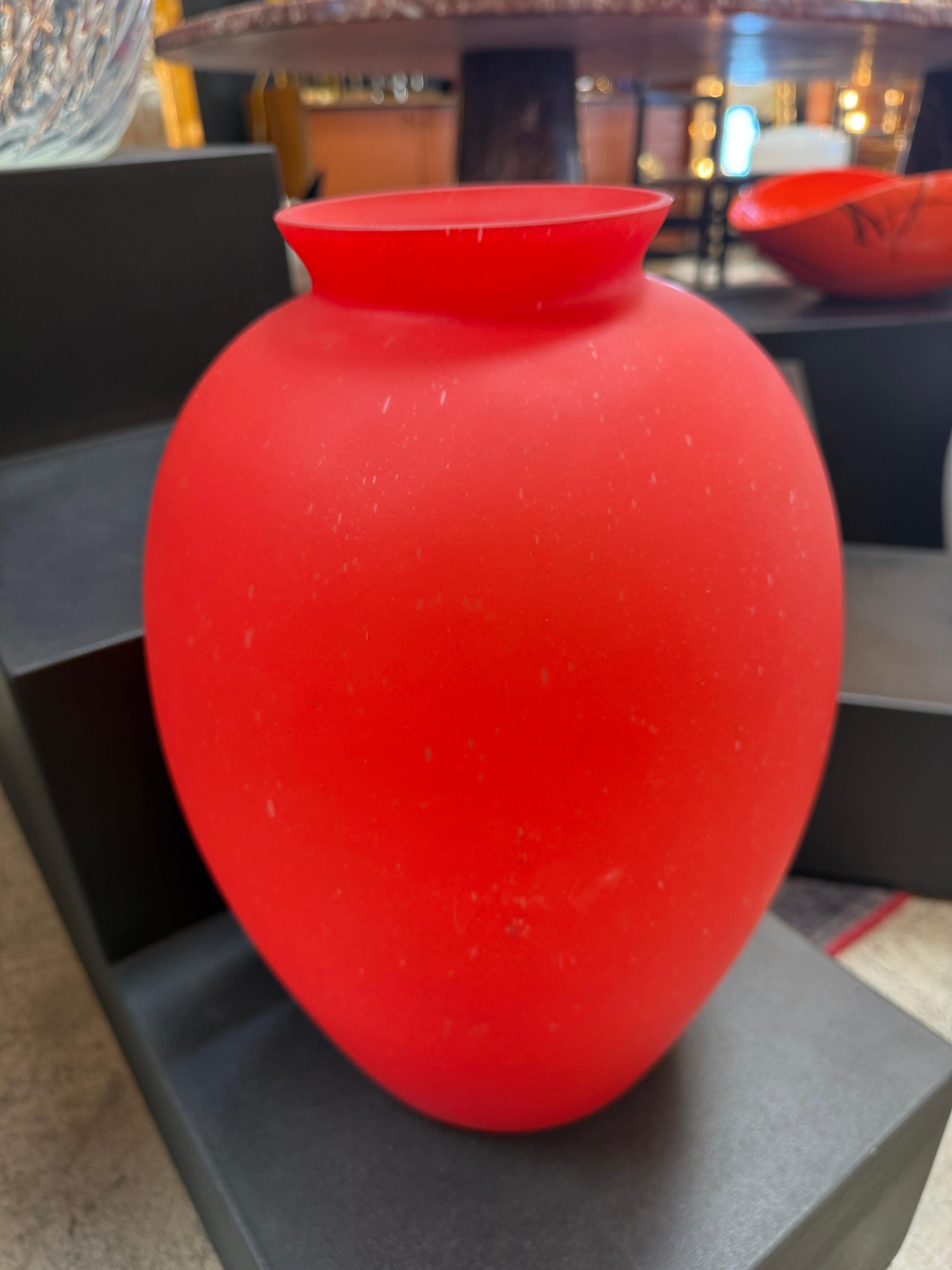 Vase en verre satiné rouge - Verre d'art italien soufflé à la bouche Bon état - En vente à Los Angeles, CA