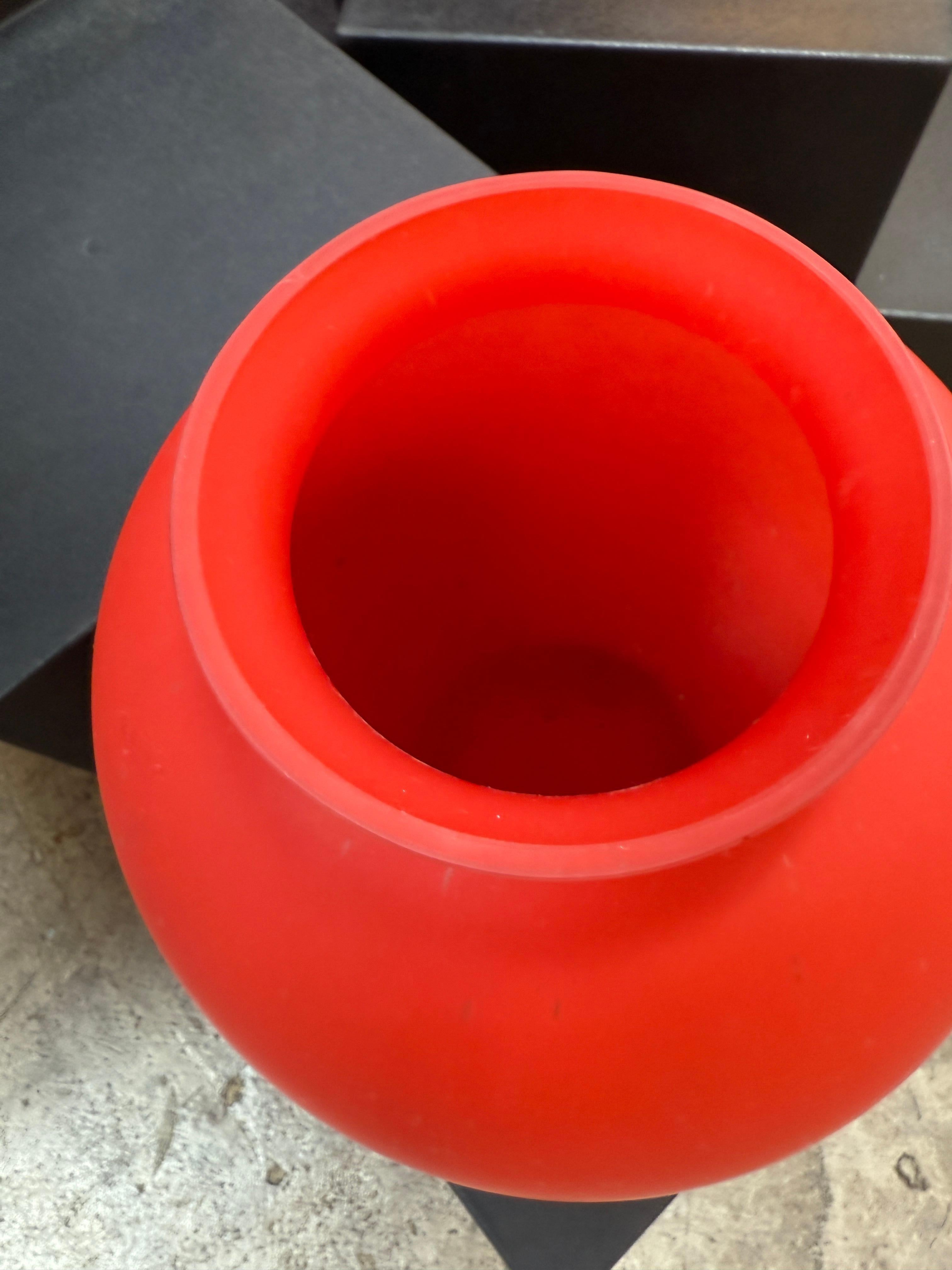 Fin du 20e siècle Vase en verre satiné rouge - Verre d'art italien soufflé à la bouche en vente