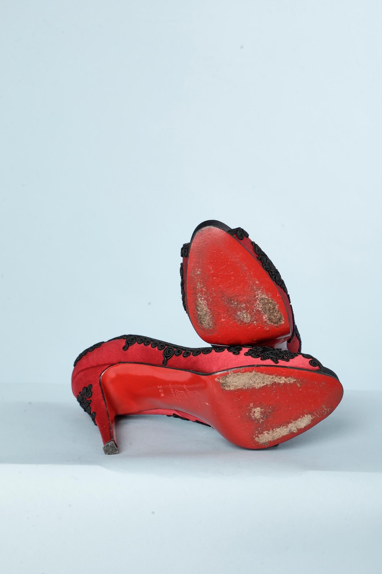Escarpins à bout ouvert en satin rouge avec passementerie noire Christian Louboutin  en vente 1