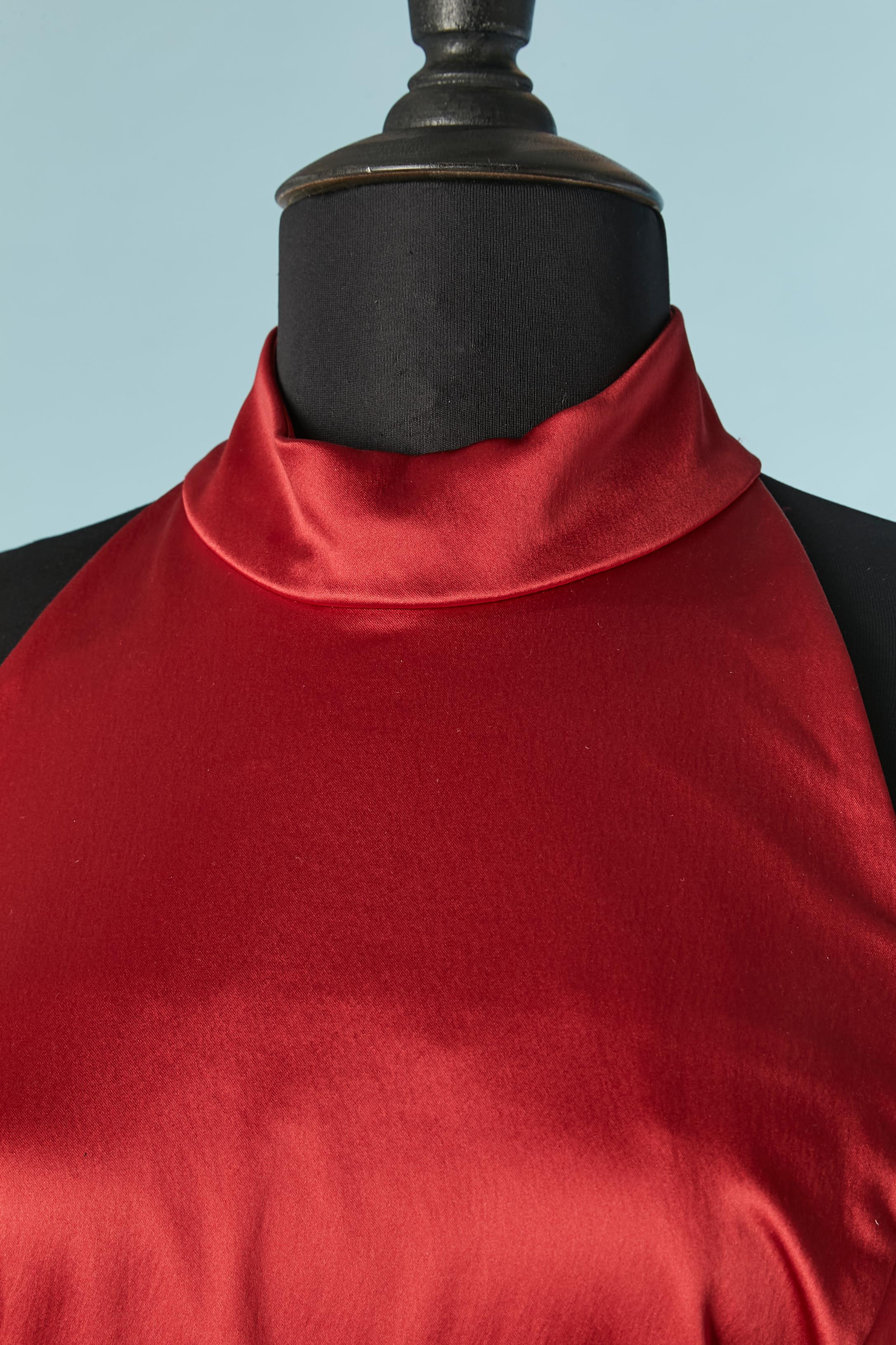 Robe de cocktail extensible en satin rouge avec découpe sur les épaules. Composition du tissu principal : 40% soie, 48% polyester, 12% élasthanne. Doublure probablement en polyester. 
Fermeture à glissière invisible et crochet au milieu du dos. Zip